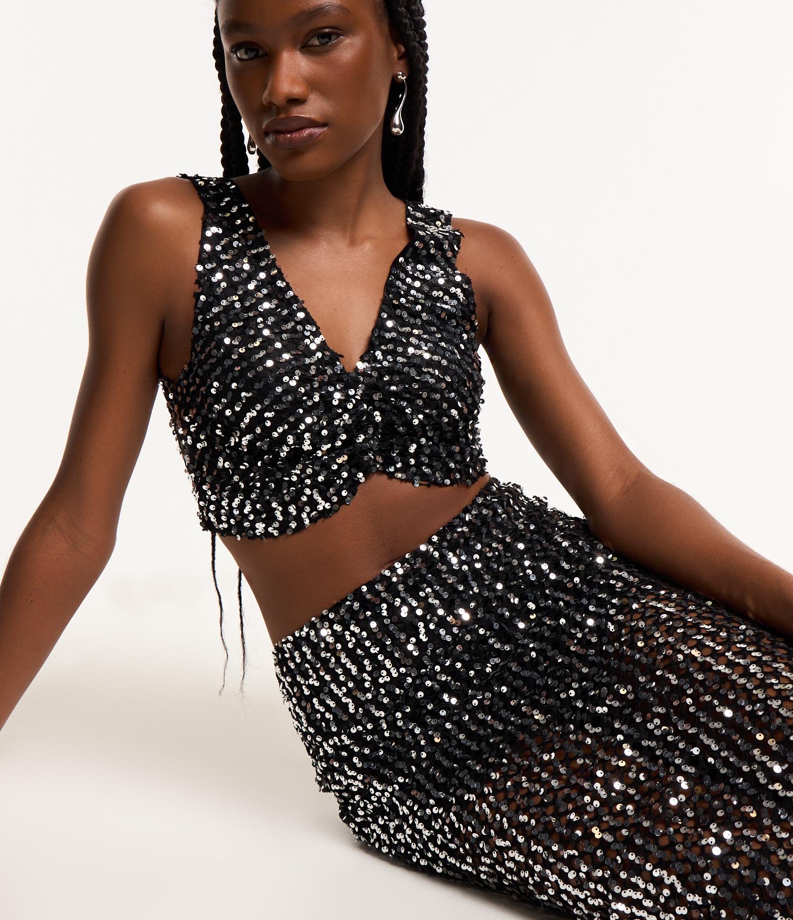 Saia Midi em Paetê Metalizado Efeito Telada e Fenda Lateral Preto 5