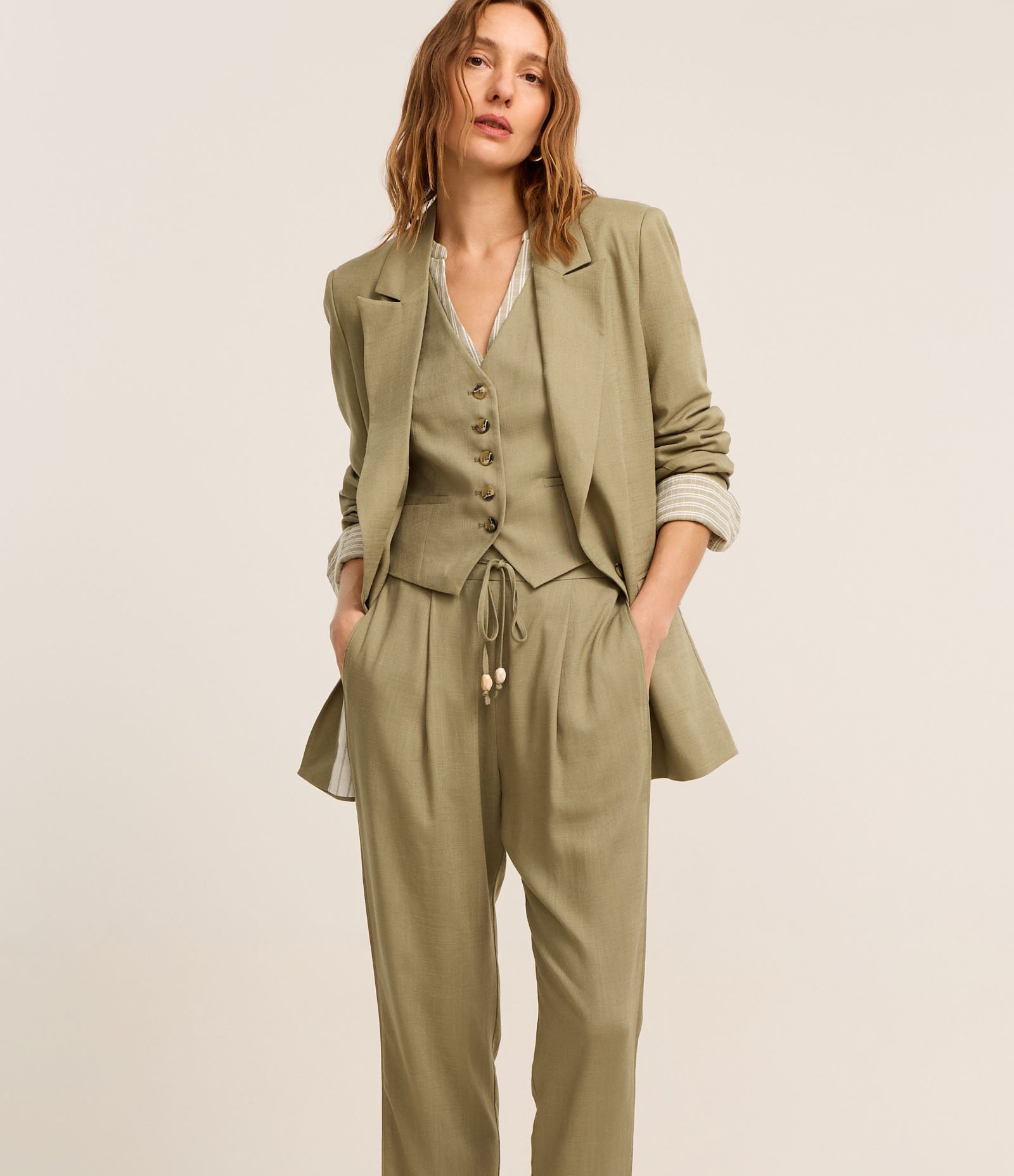 Calça Fluída em Viscolinho com Cós Elástico e Amarração Verde Oliva 2