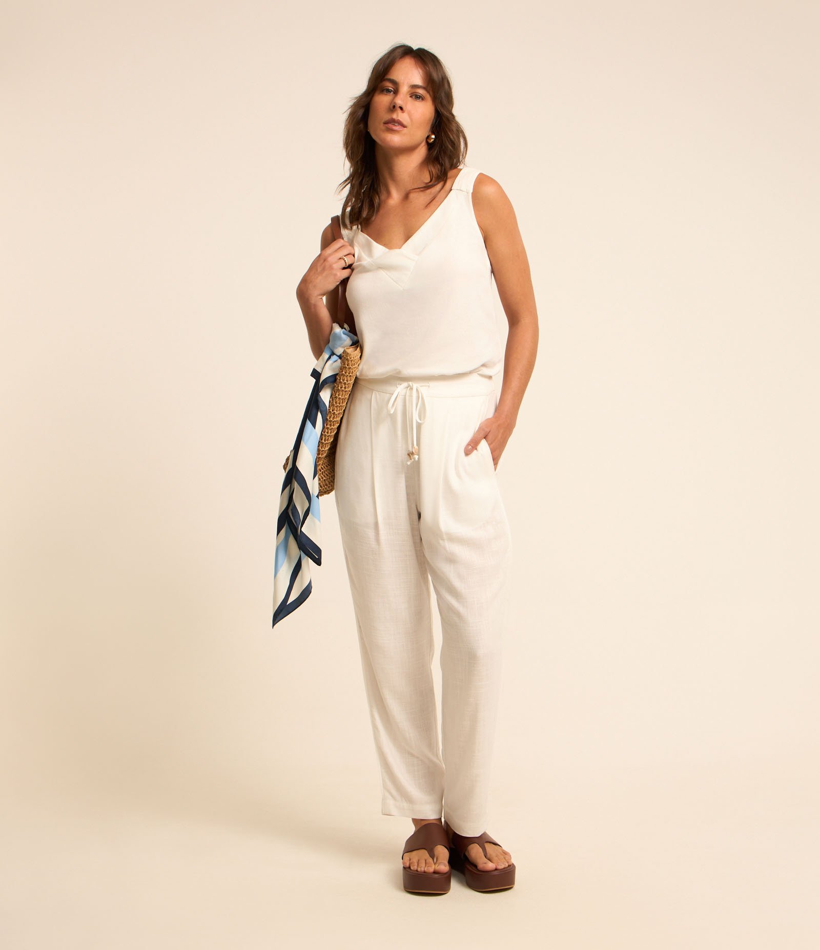 Calça Fluída em Viscolinho com Cós Elástico e Amarração 1