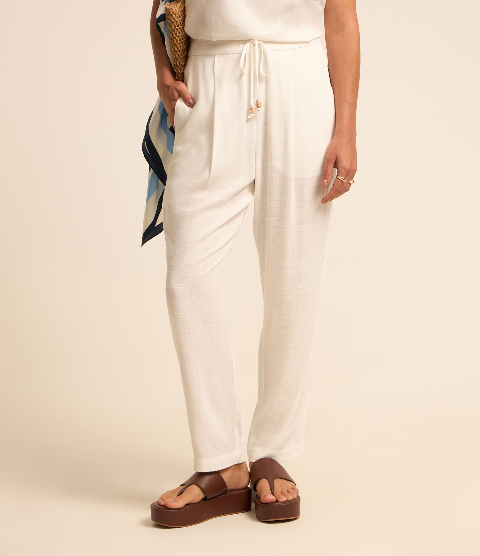 Calça Fluída em Viscolinho com Cós Elástico e Amarração 3