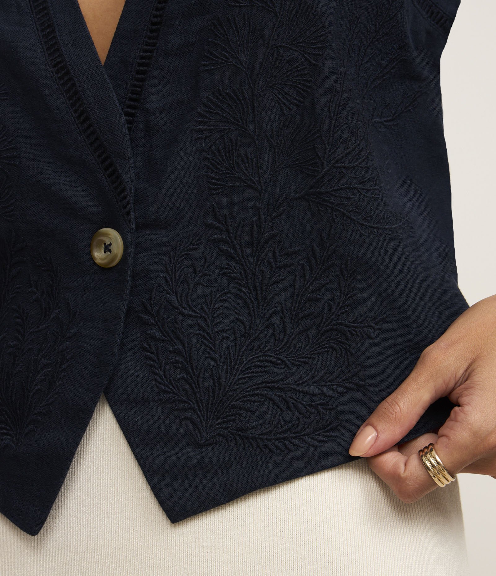 Colete em Alfaiataria com Bordado Floral Azul 3