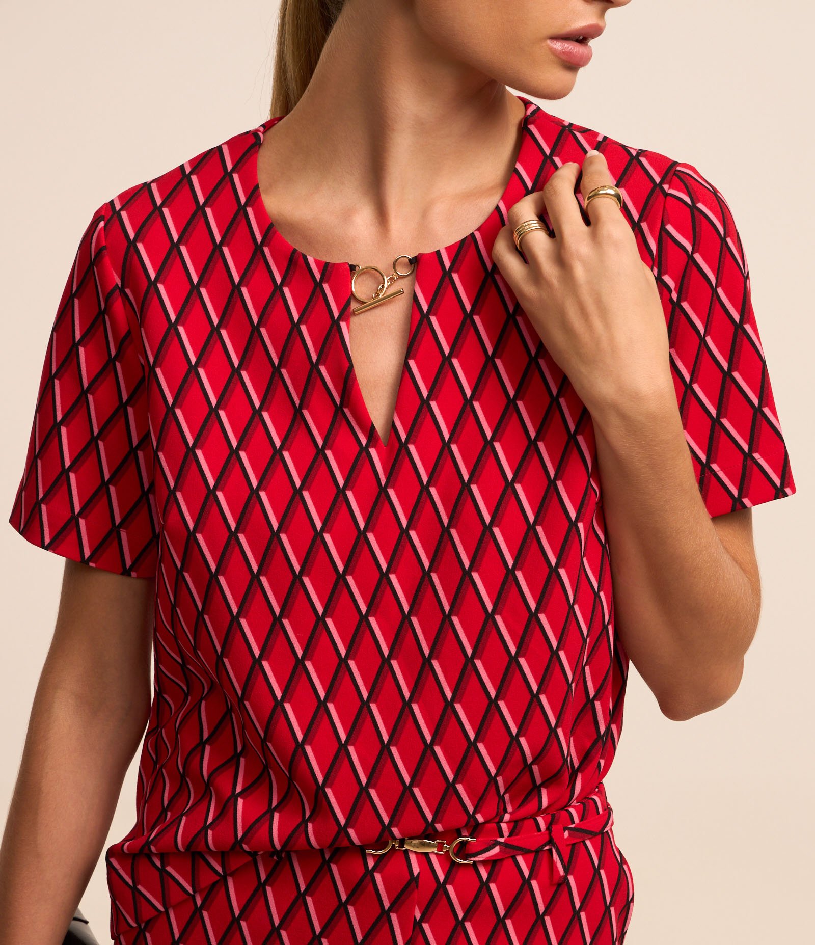 Blusa em Crepe com Detalhe na Gola e Estampa Geométrica Vermelho 1