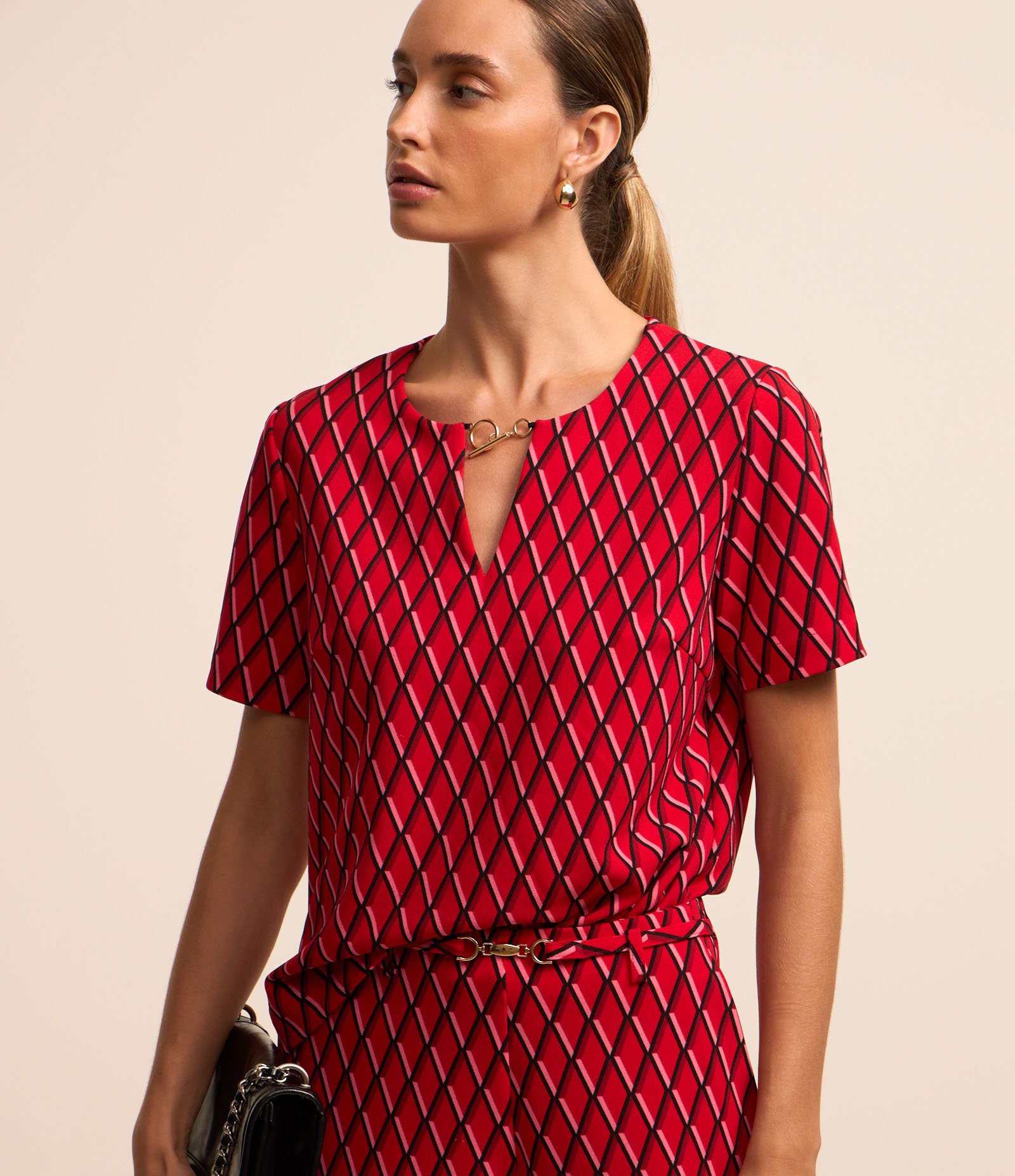 Blusa em Crepe com Detalhe na Gola e Estampa Geométrica Vermelho 2