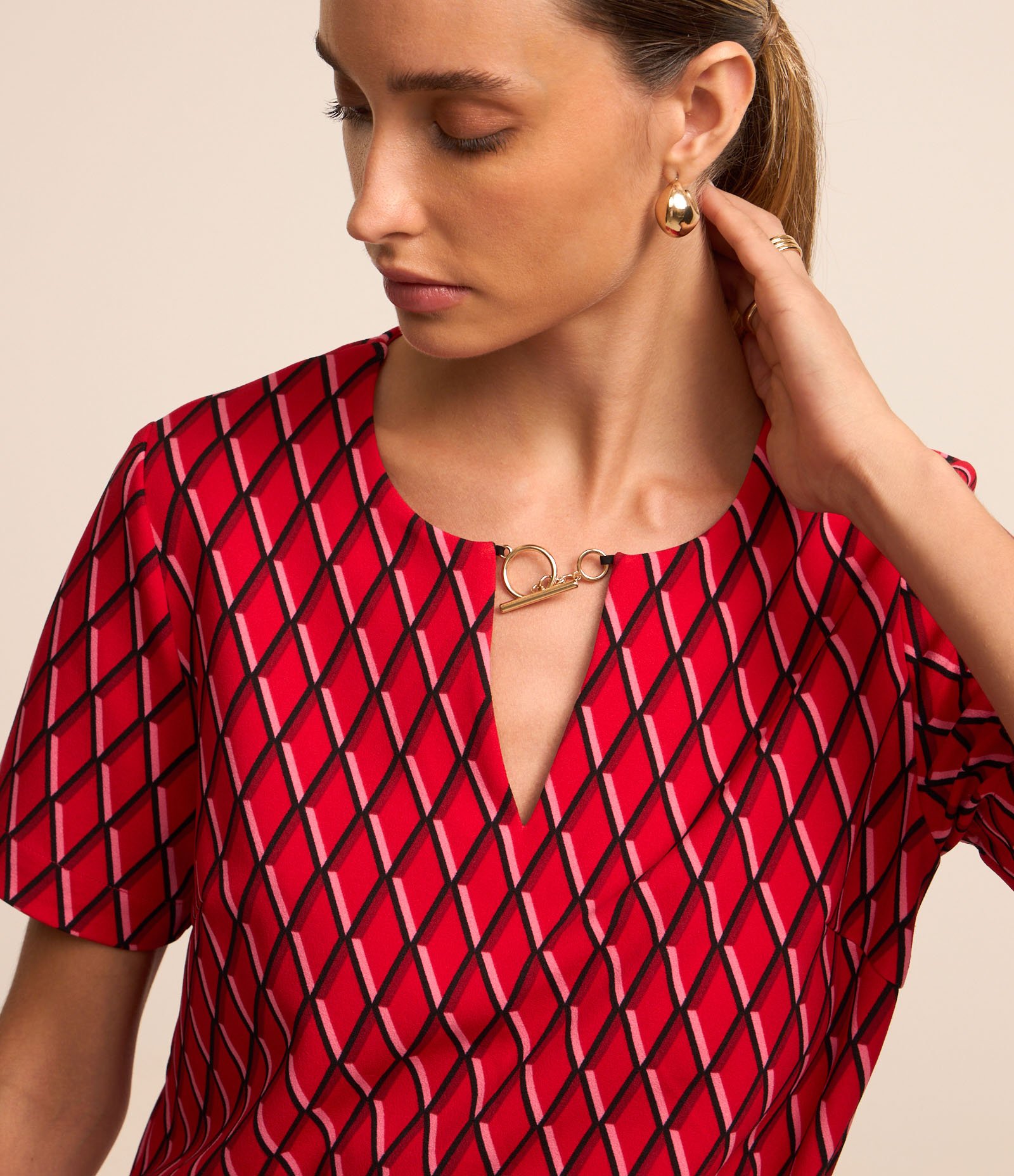 Blusa em Crepe com Detalhe na Gola e Estampa Geométrica Vermelho 4