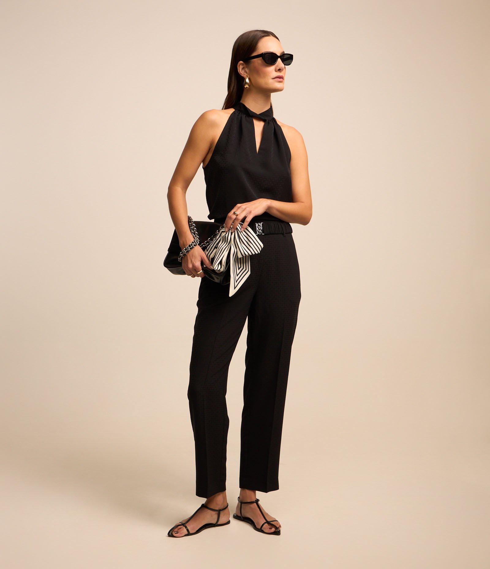 Blusa Sem Manga em Jacquard com Golinha Alta e Detalhe Vazado Preto 2