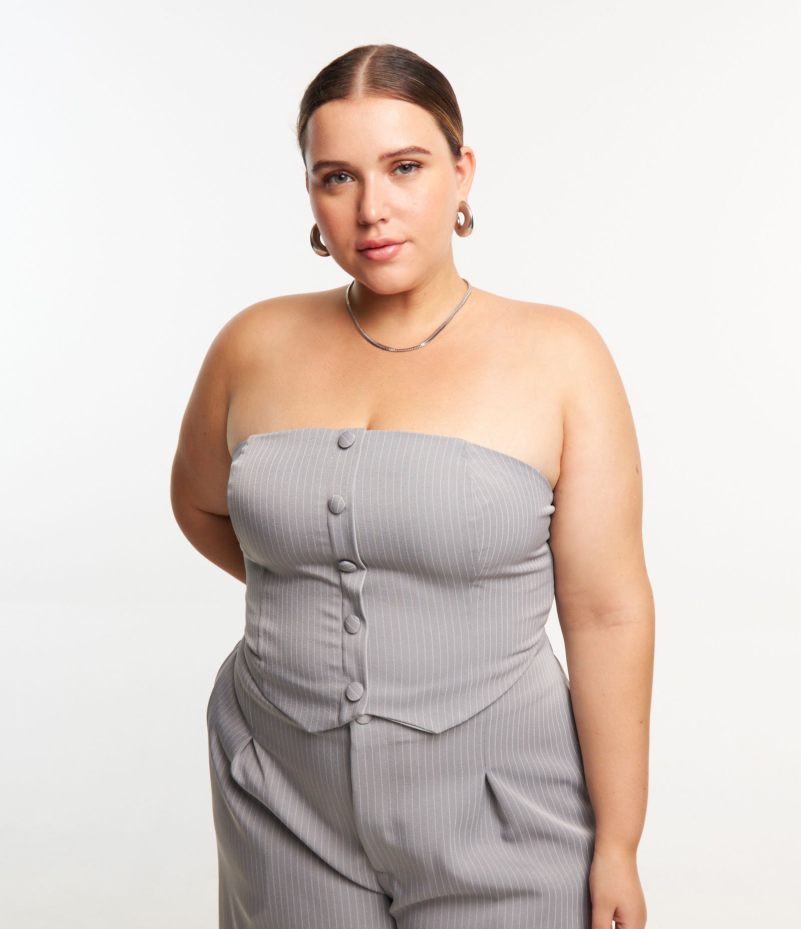 Blusa Cropped Alfaiataria Sem Mangas e Listrada Curve & Plus Size Cinza 1