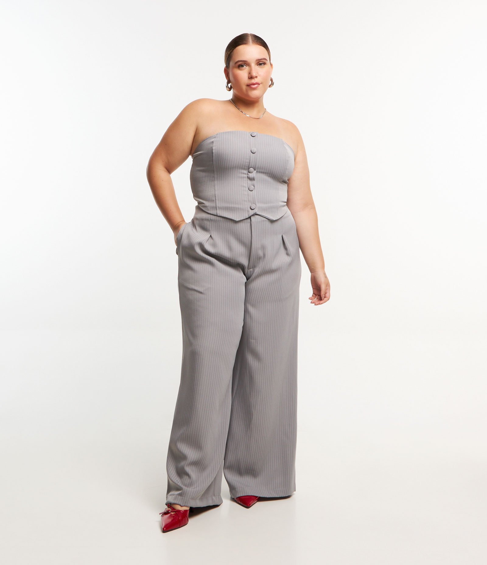 Blusa Cropped Alfaiataria Sem Mangas e Listrada Curve & Plus Size Cinza 2