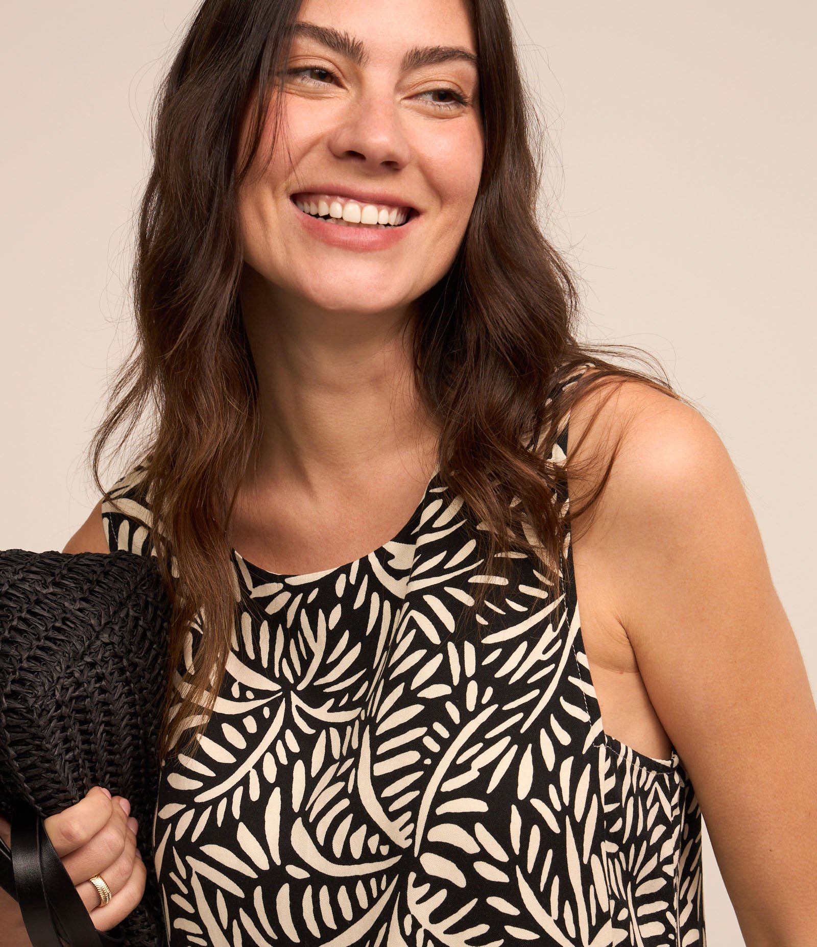 Vestido em Viscose com Fechamento em Zíper e Estampa Folhagem Preto/ Branco 3