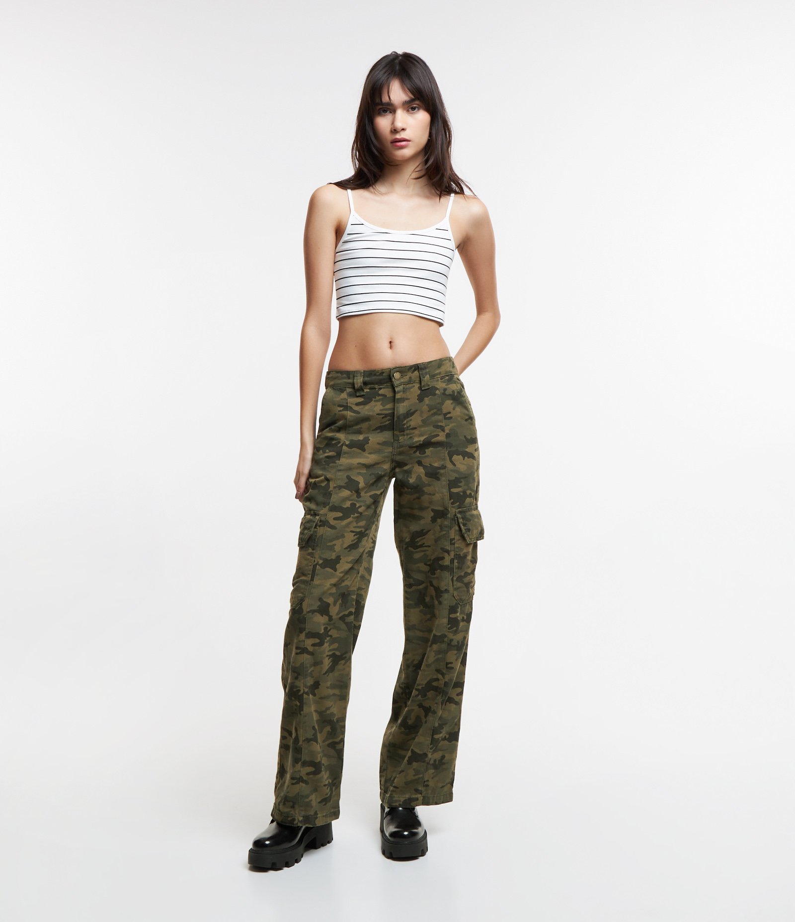 Calça Reta em Sarja com Camuflagem Estampada Verde Militar 1