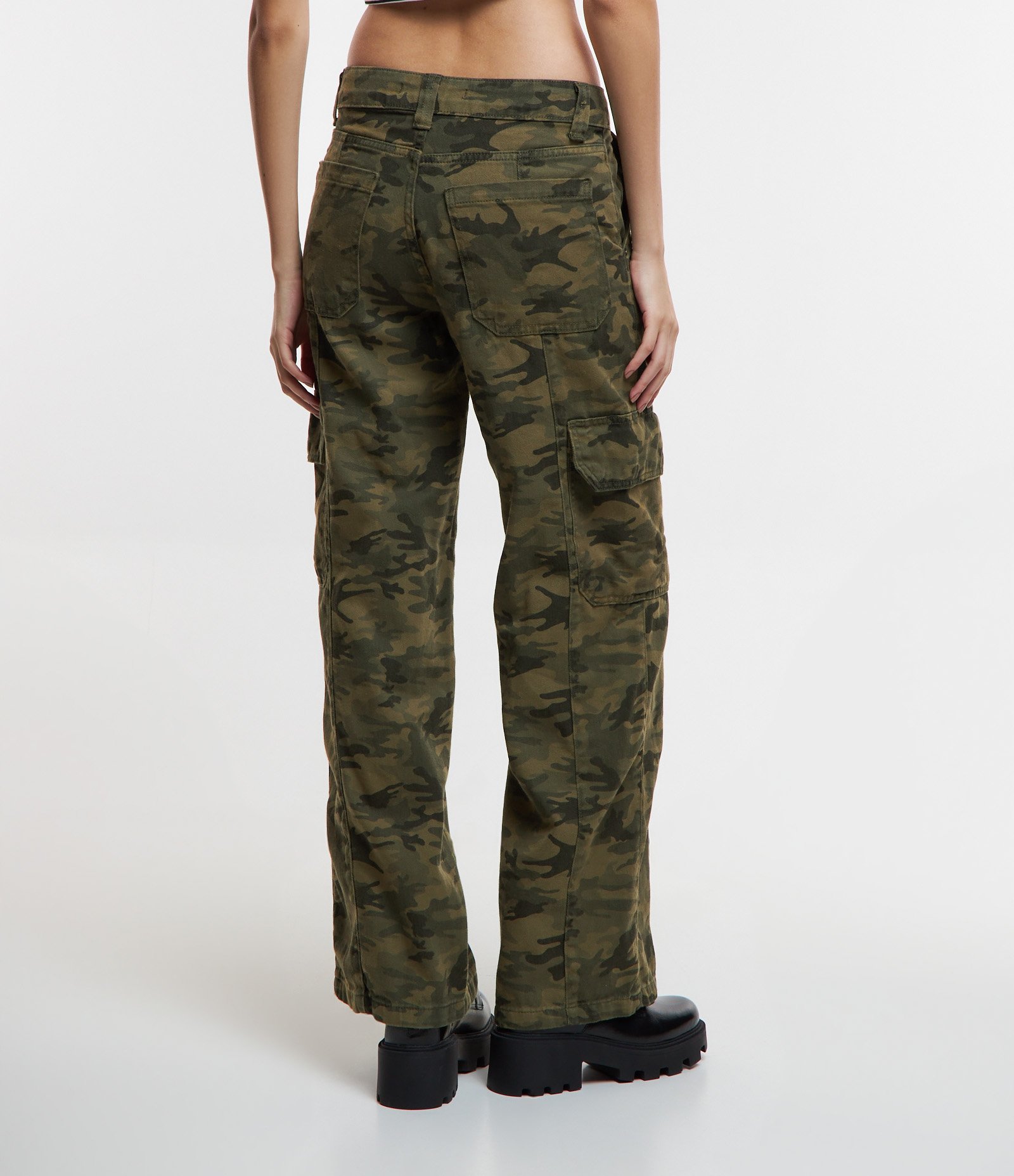 Calça Reta em Sarja com Camuflagem Estampada Verde Militar 3