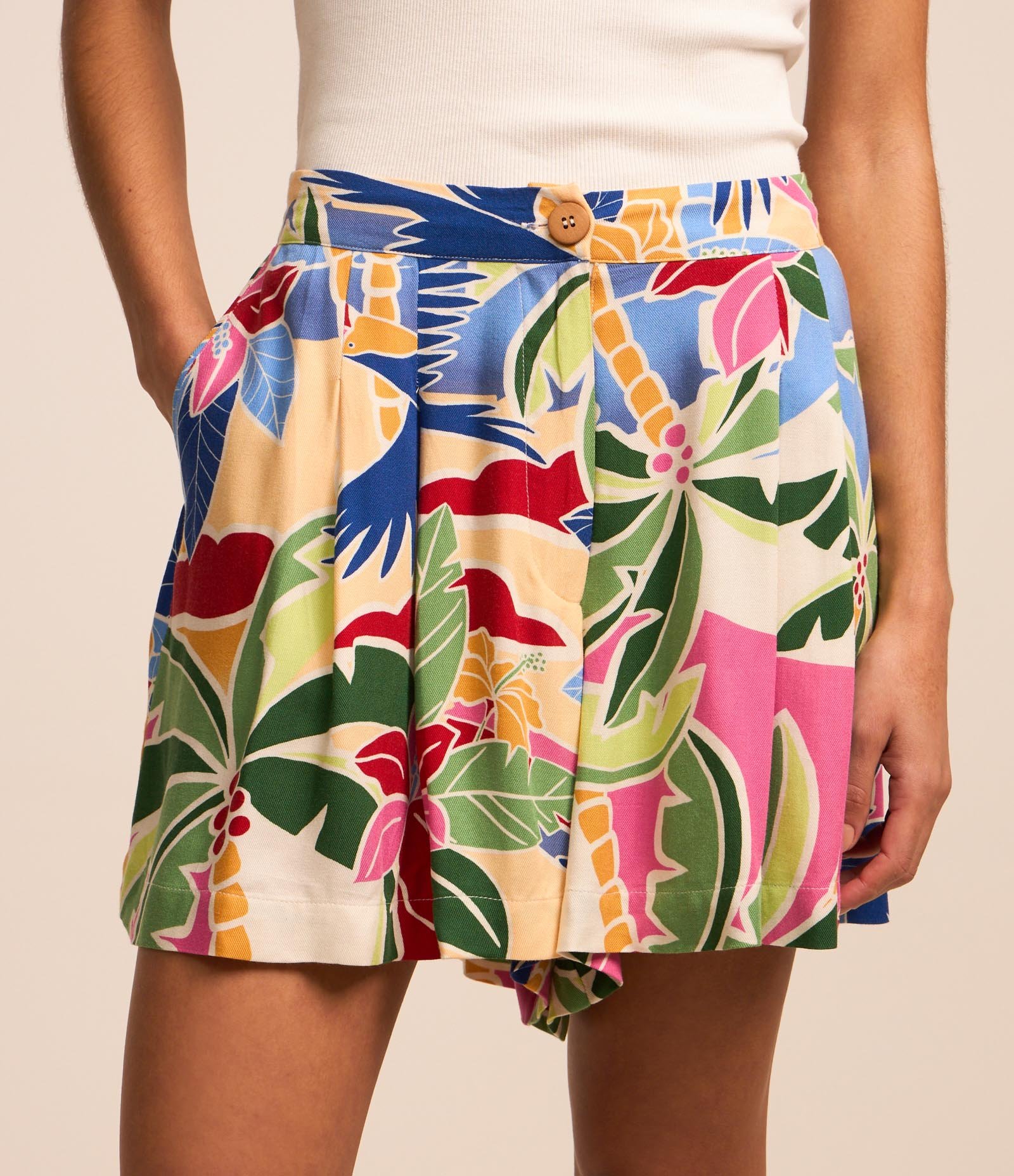Short Gode em Viscose com Pregas e Estampa Tropical Multicores 2