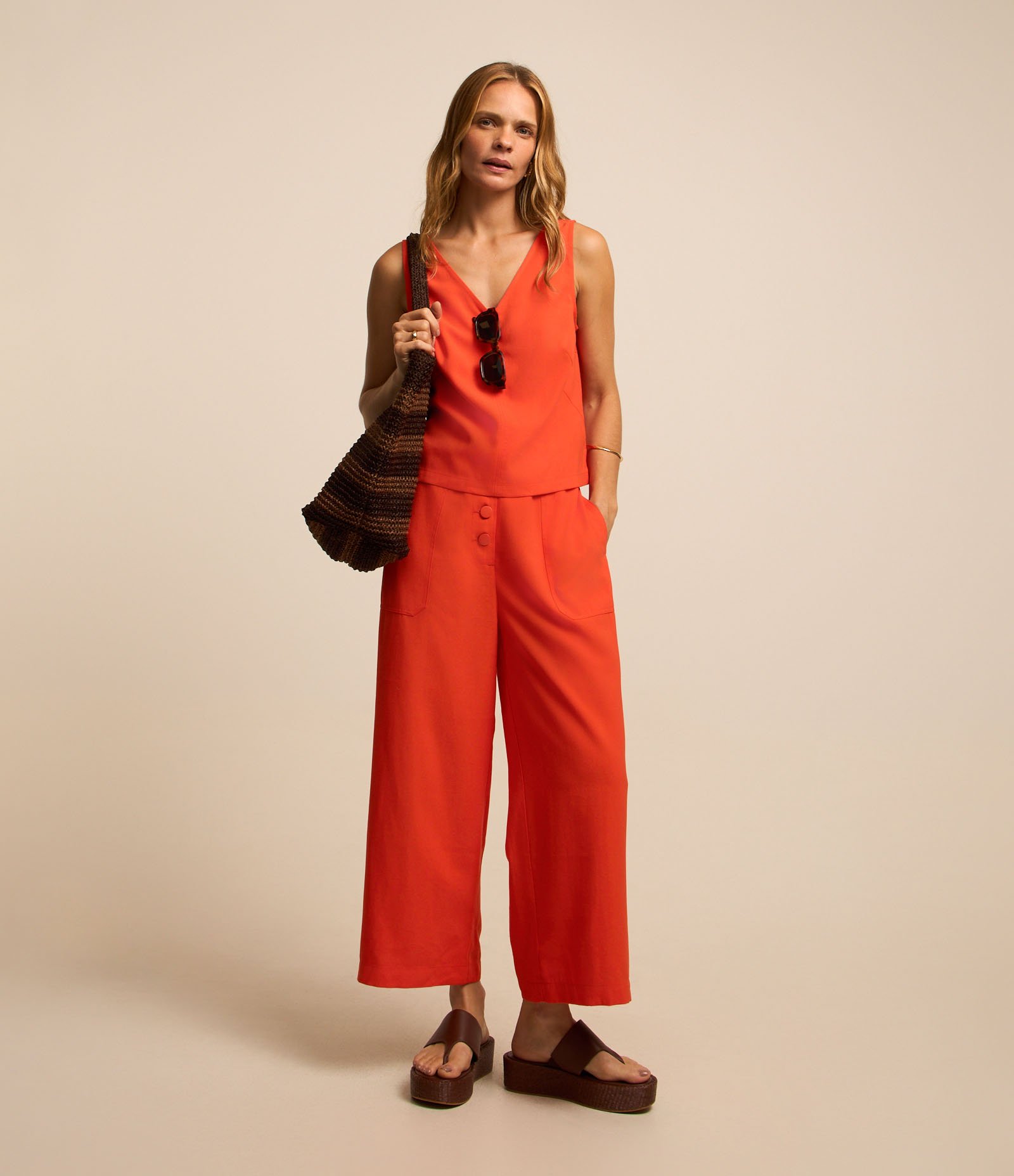 Calça Pantacourt em Viscose com Botões Frontais Laranja 1