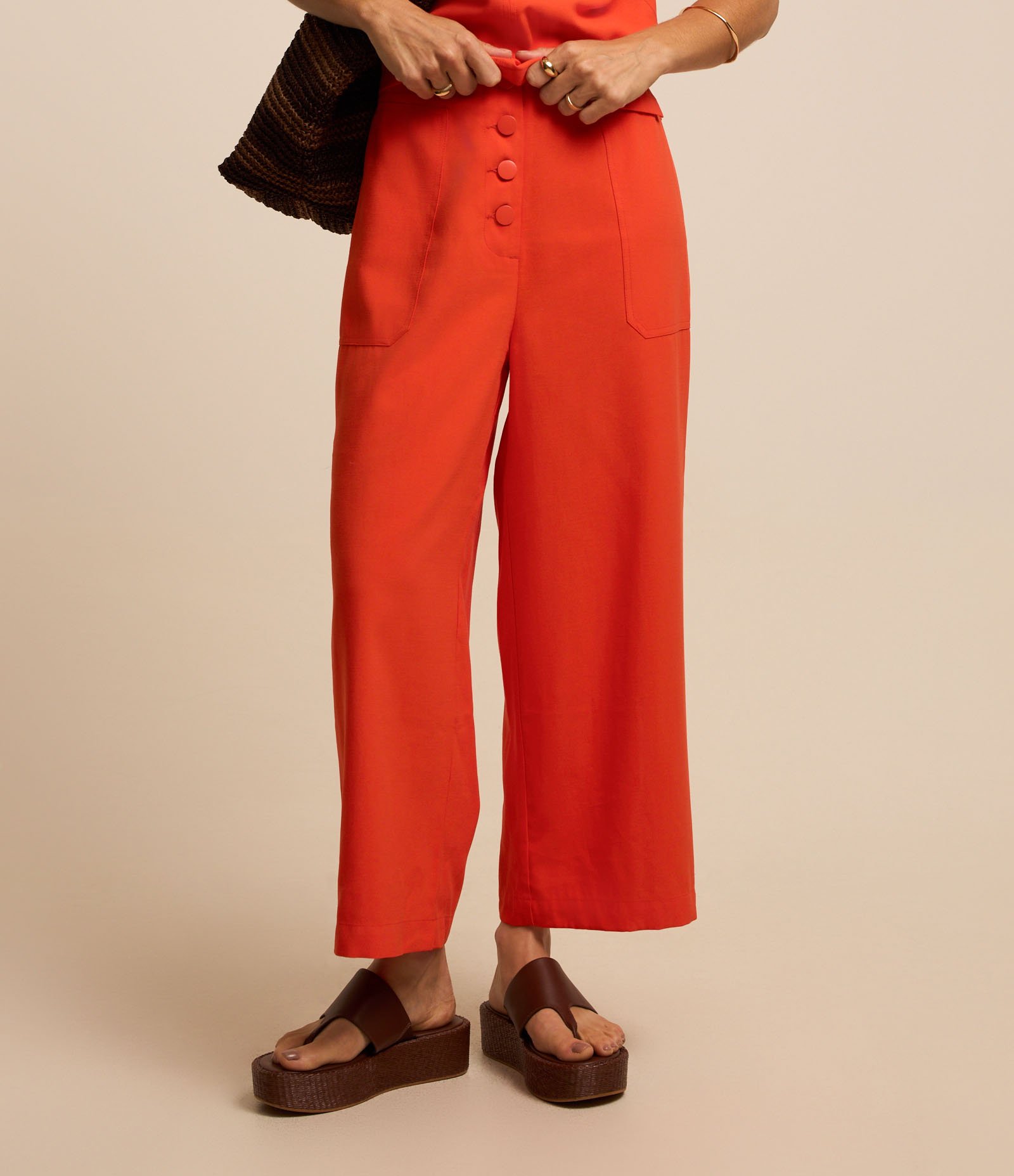 Calça Pantacourt em Viscose com Botões Frontais Laranja 3