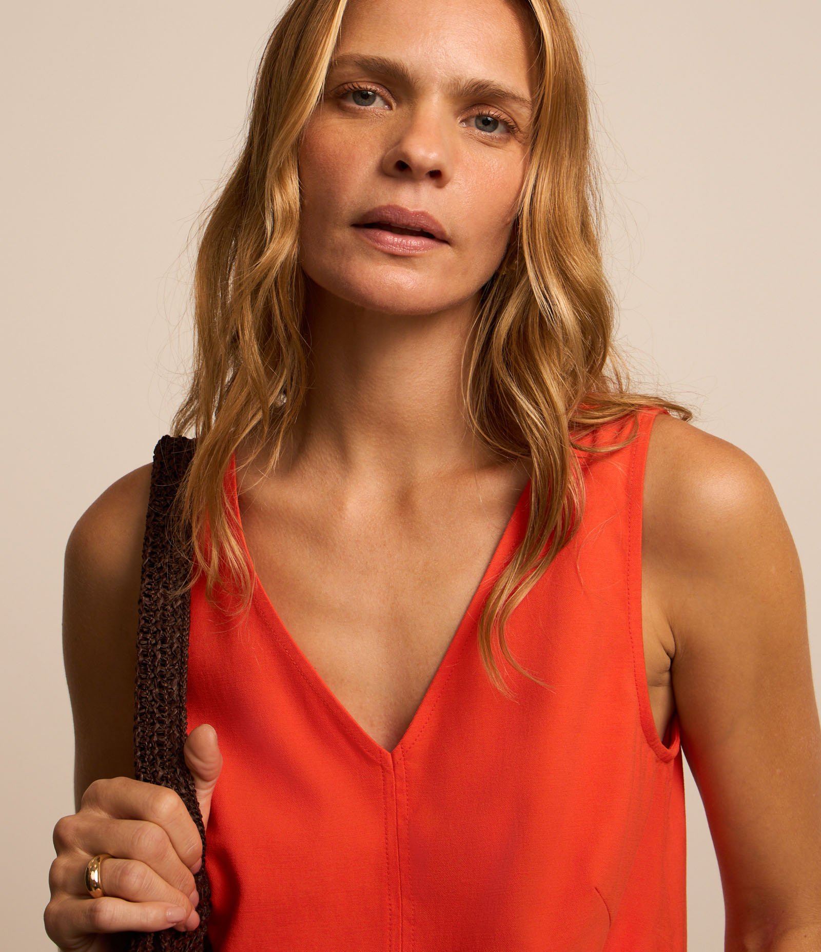 Blusa em Viscose com Decote V e Efeito Sarjado Laranja 4