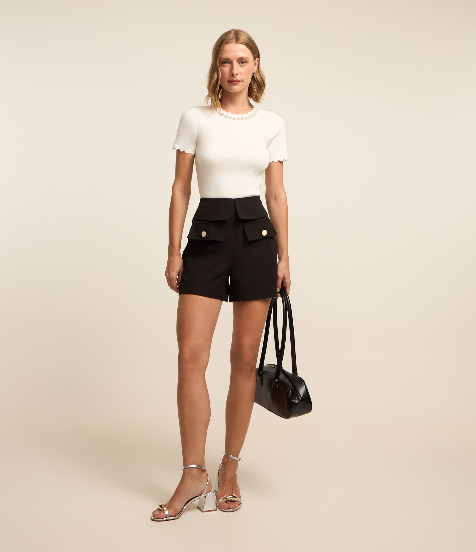 Short Reto Cintura Alta em Alfaiataria Cós com Lapela e Bolso Cargo com Botão Preto 1