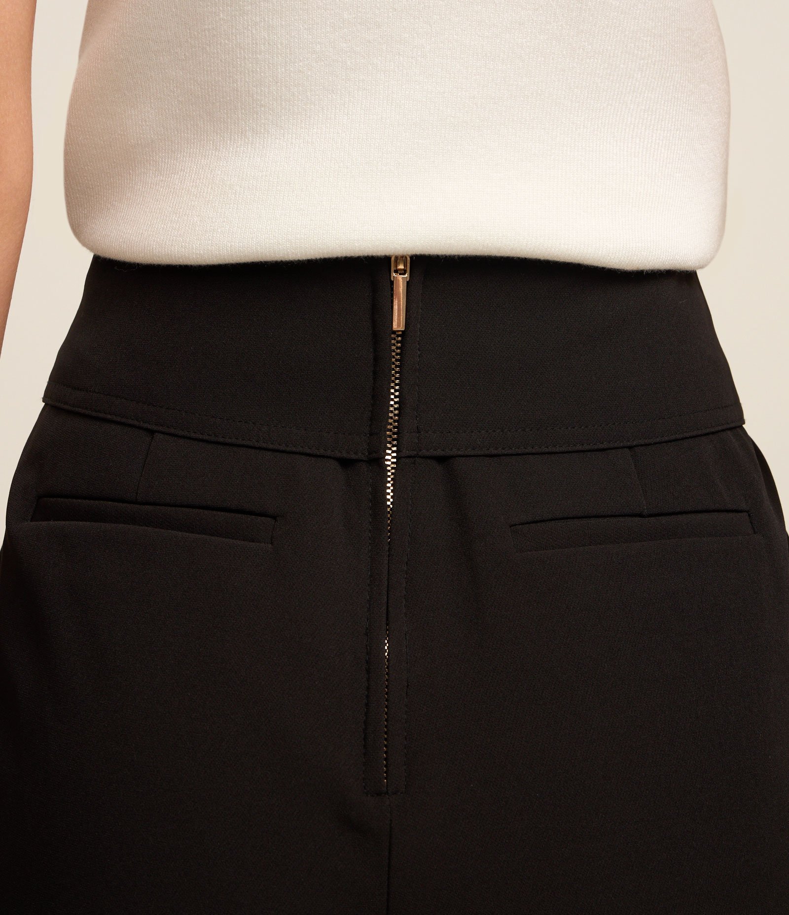 Short Reto Cintura Alta em Alfaiataria Cós com Lapela e Bolso Cargo com Botão Preto 4