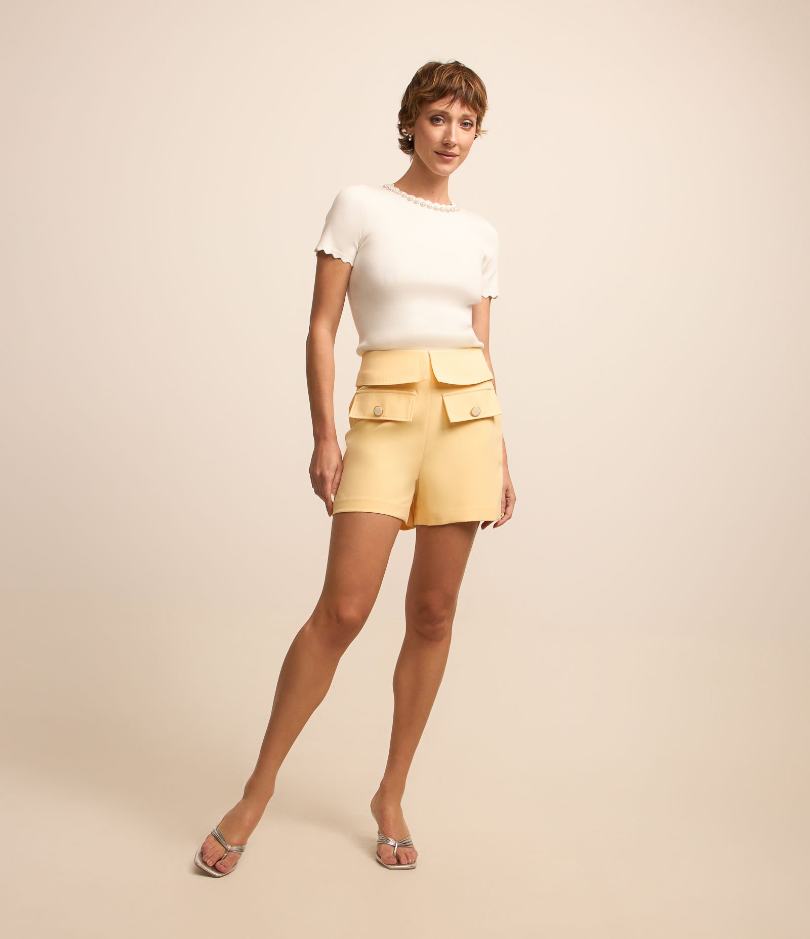 Short Reto Cintura Alta em Alfaiataria Cós com Lapela e Bolso Cargo com Botão Amarelo 1