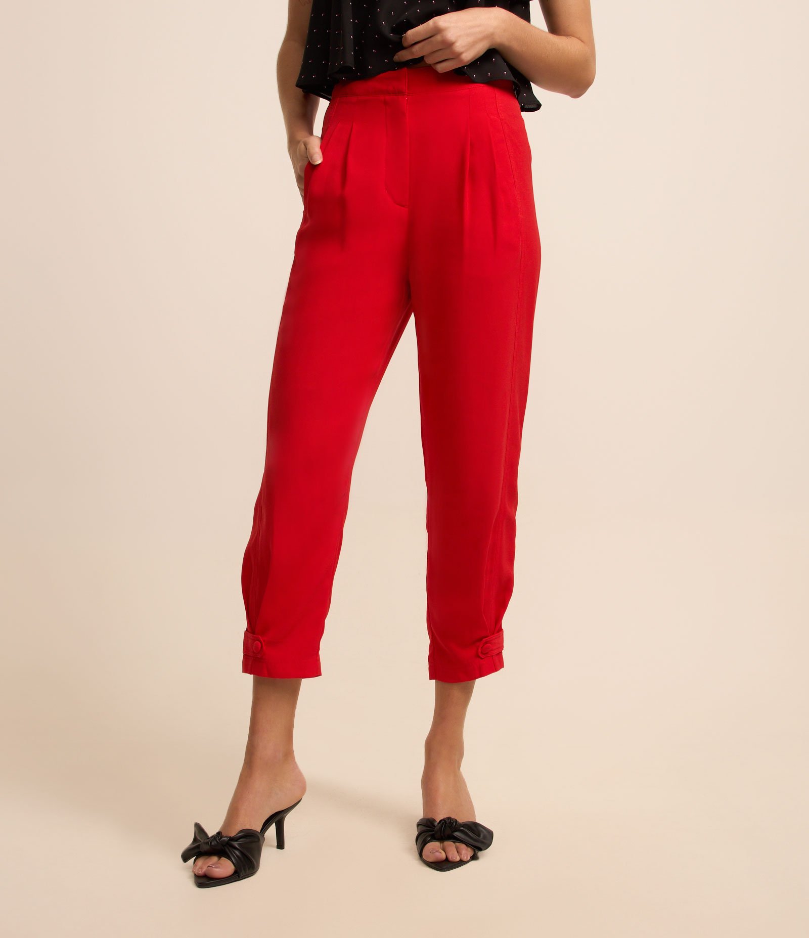 Calça Cenoura Alfaiatada com Pregas e Botão na Barra Vermelho 2