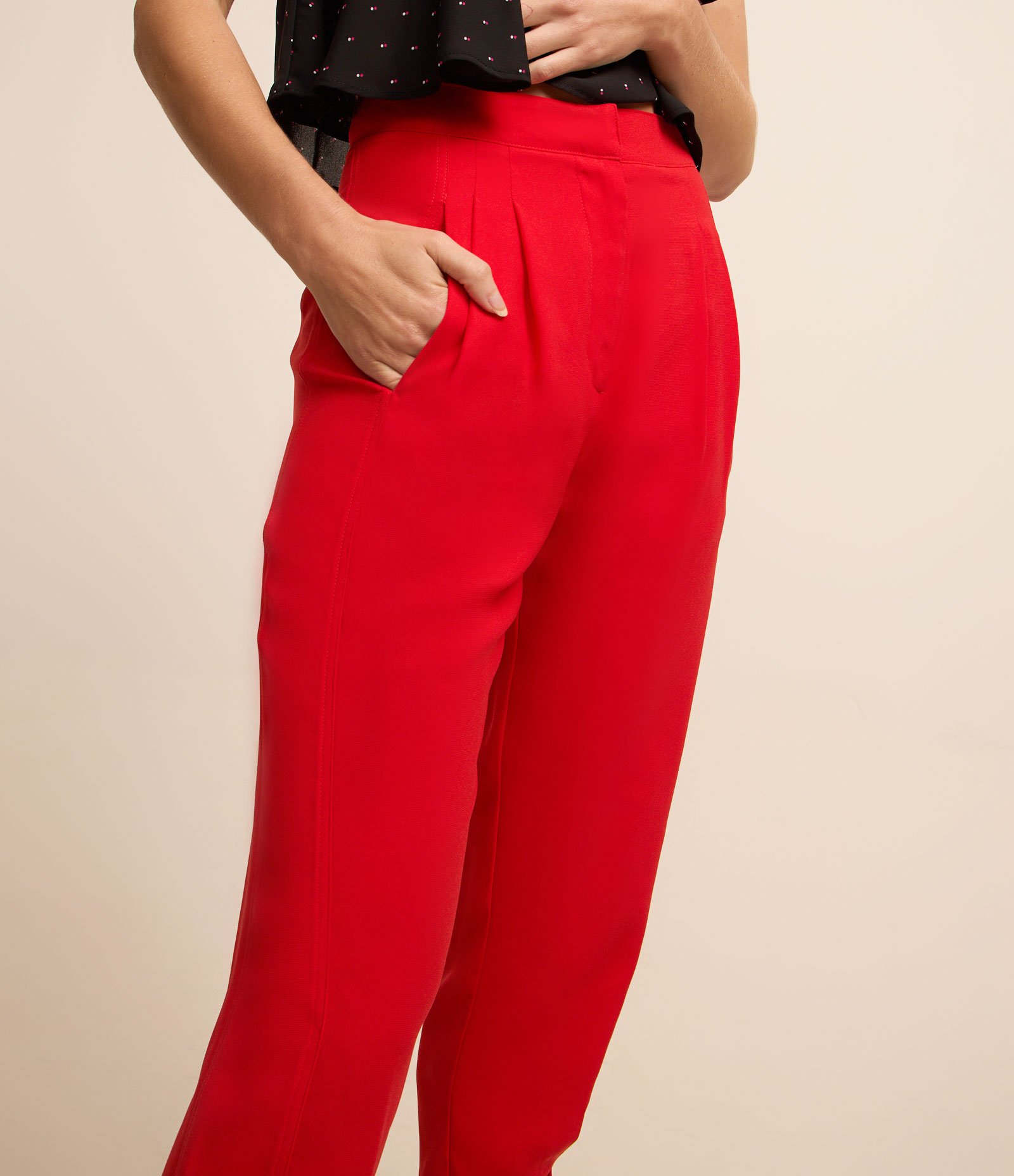 Calça Cenoura Alfaiatada com Pregas e Botão na Barra Vermelho 4