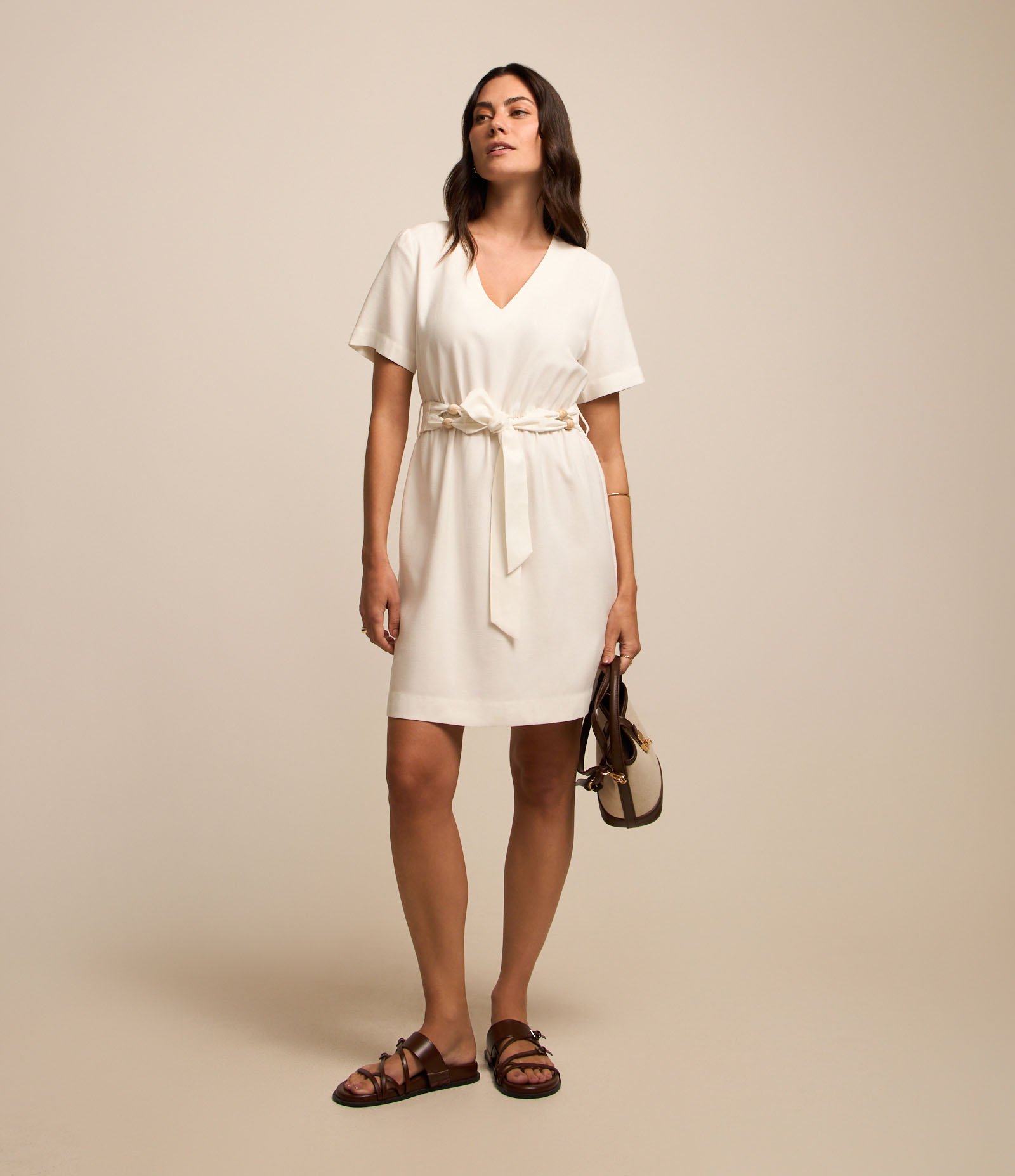 Vestido Curto em Viscose com Cinto Tecido com Miçangas Branco 2