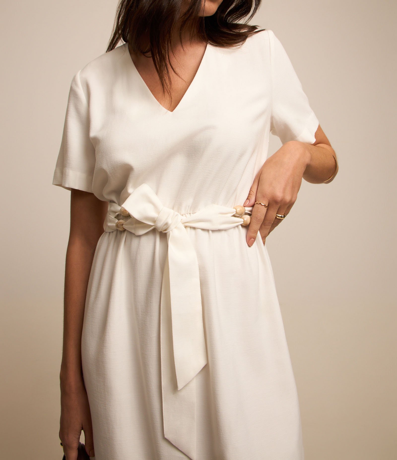 Vestido Curto em Viscose com Cinto Tecido com Miçangas Branco 4