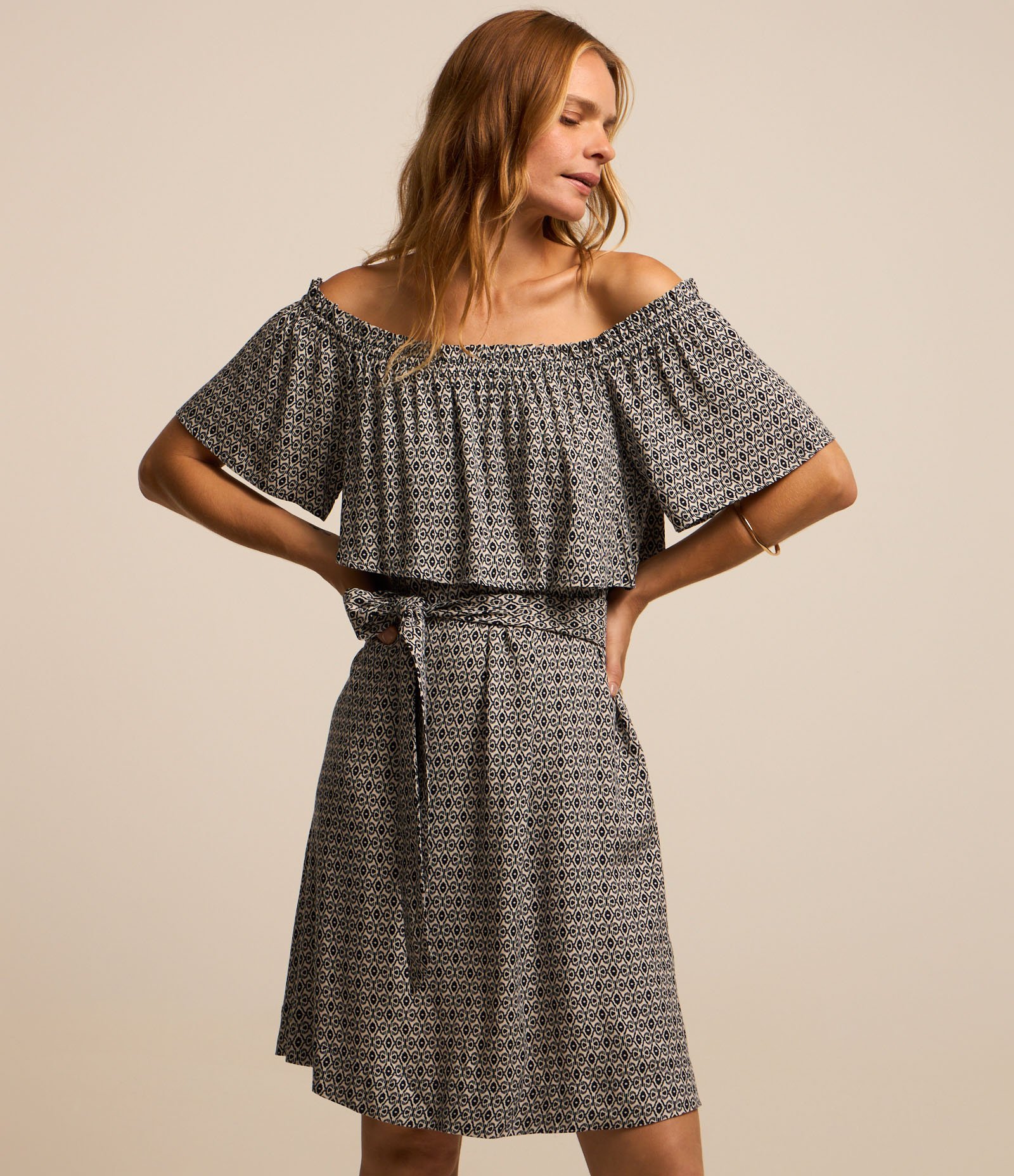 Vestido Curto Ombro a Ombro em Viscolinho com Faixa Azul/Bege 1