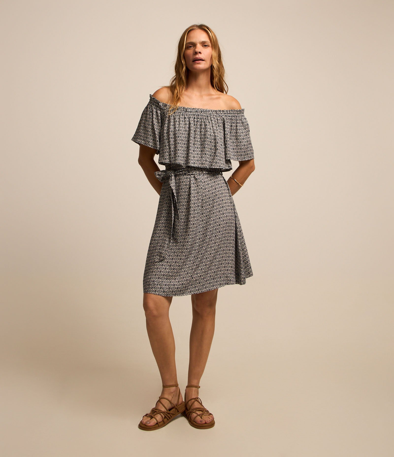 Vestido Curto Ombro a Ombro em Viscolinho com Faixa Azul/Bege 2