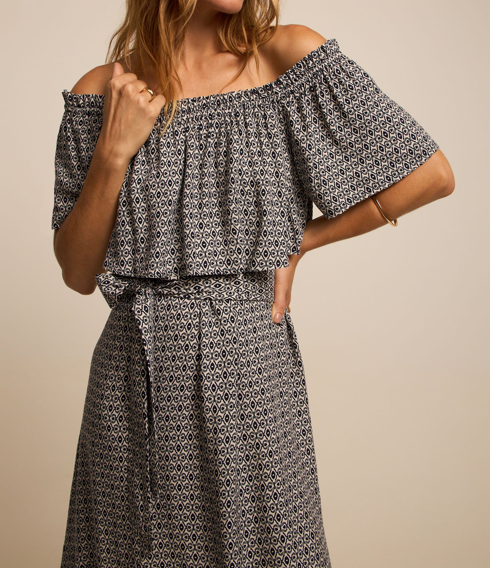 Vestido Curto Ombro a Ombro em Viscolinho com Faixa Azul/Bege 4