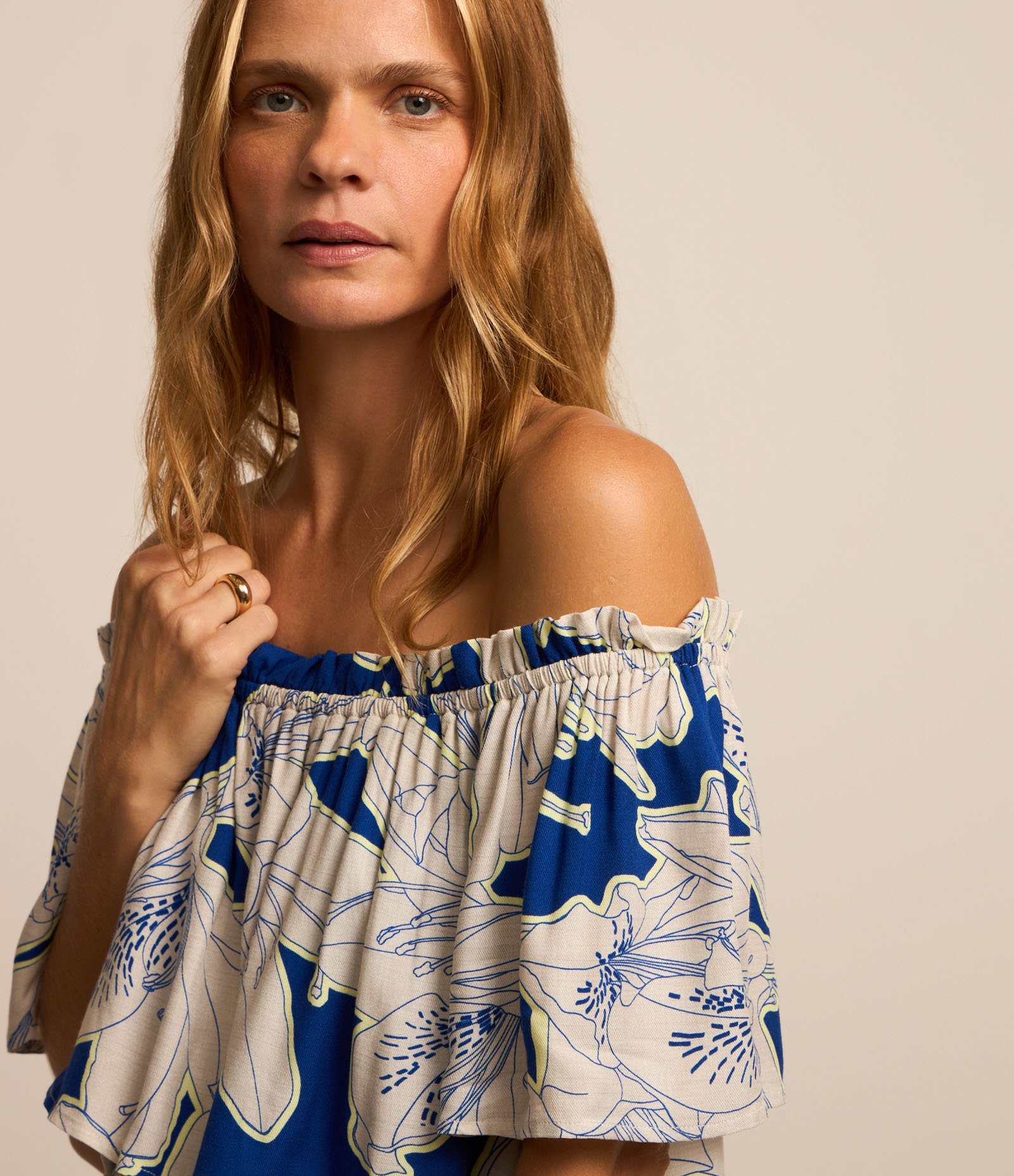 Vestido Curto Ombro a Ombro em Twill com Flores Estampadas Azul/Branco 3