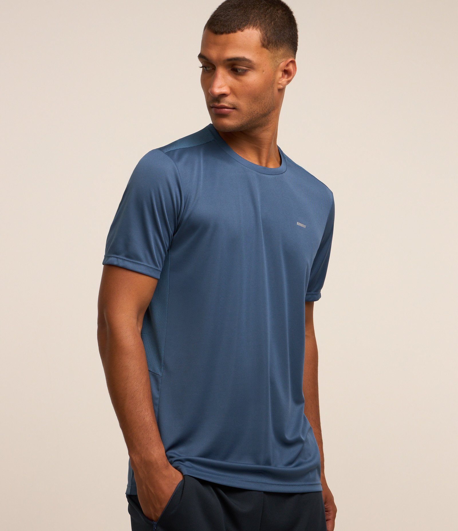 Camiseta Esportiva em Tecnologia Dry com Recortes e Detalhes Refletivos Azul 1