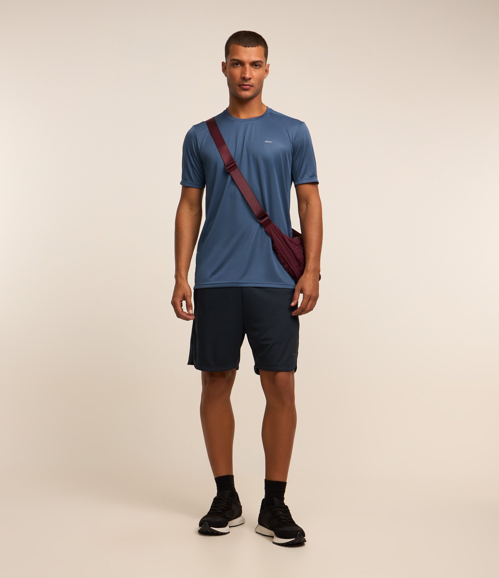 Camiseta Esportiva em Tecnologia Dry com Recortes e Detalhes Refletivos Azul 2