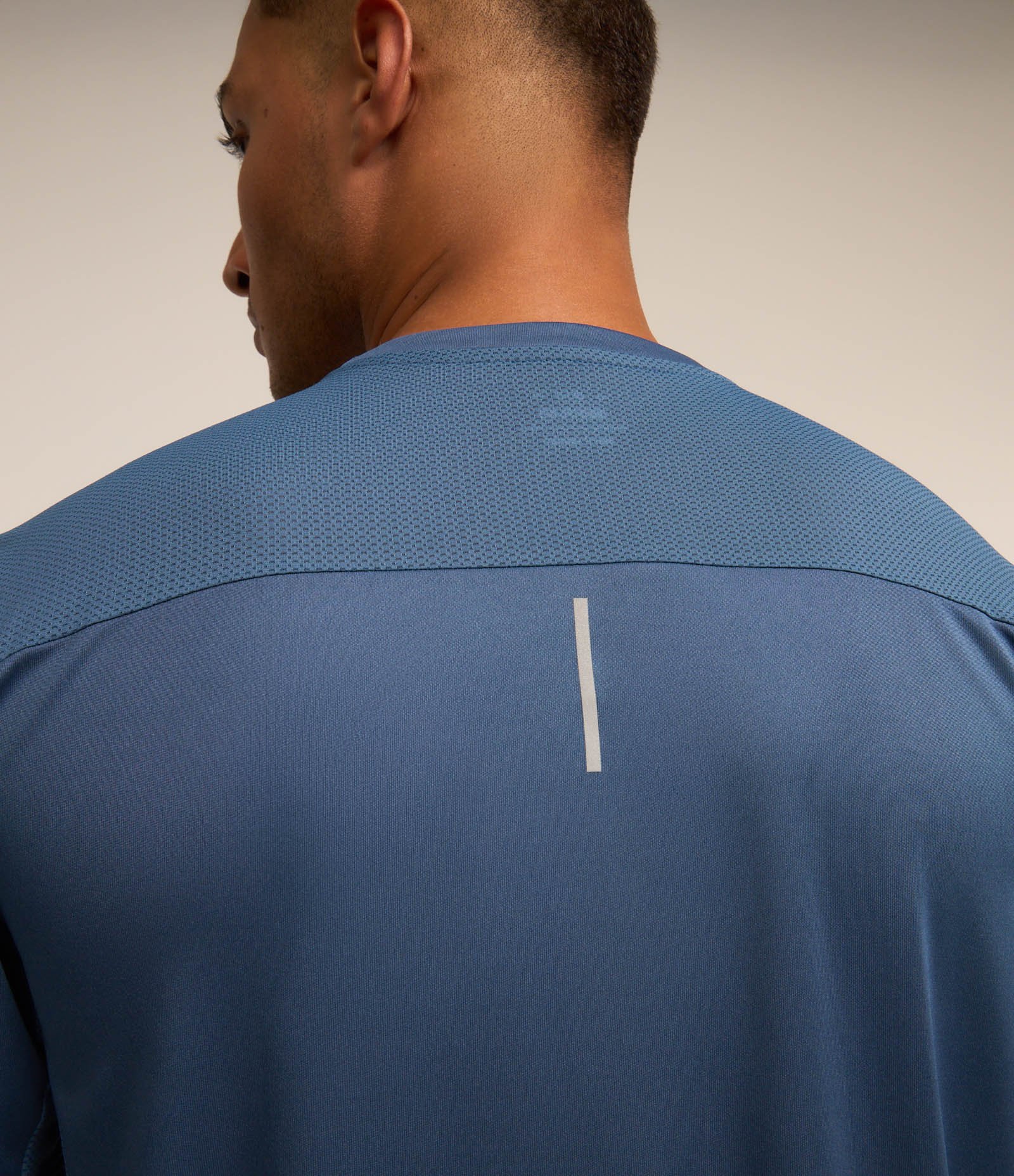 Camiseta Esportiva em Tecnologia Dry com Recortes e Detalhes Refletivos Azul 3