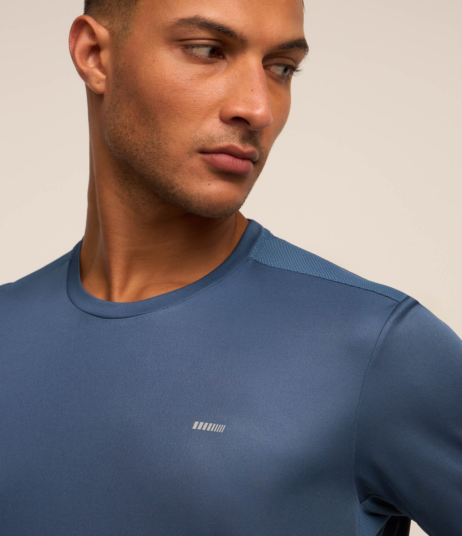 Camiseta Esportiva em Tecnologia Dry com Recortes e Detalhes Refletivos Azul 4