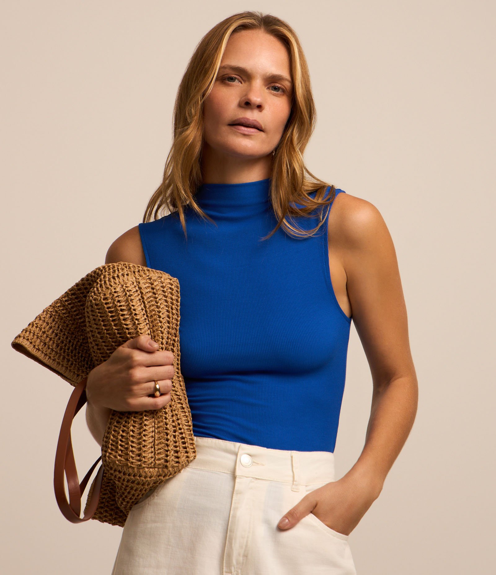 Blusa Sem Manga em Viscose com Gola Alta e Textura Canelada 1