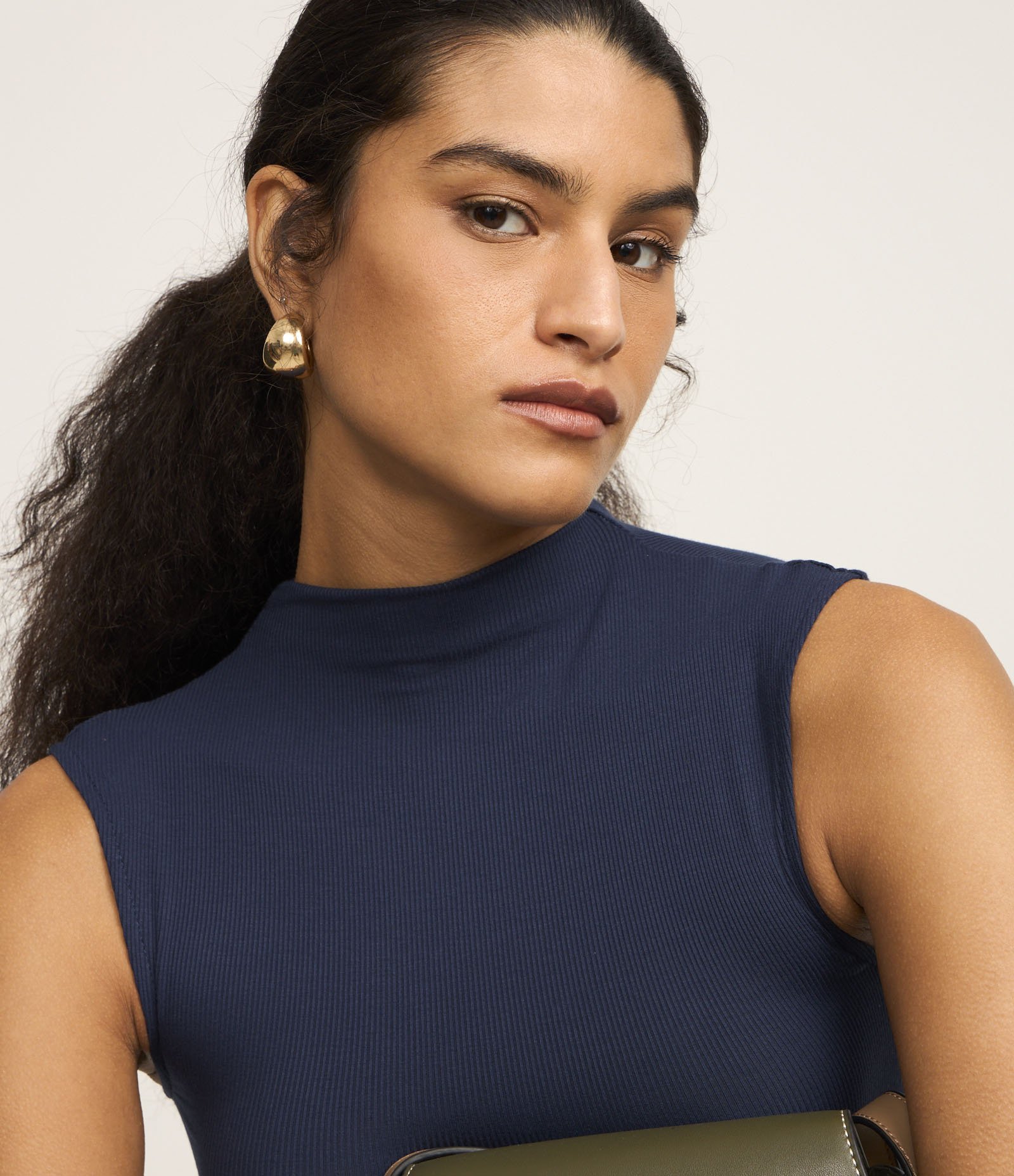 Blusa Sem Manga em Viscose com Gola Alta e Textura Canelada Azul Marinho 4