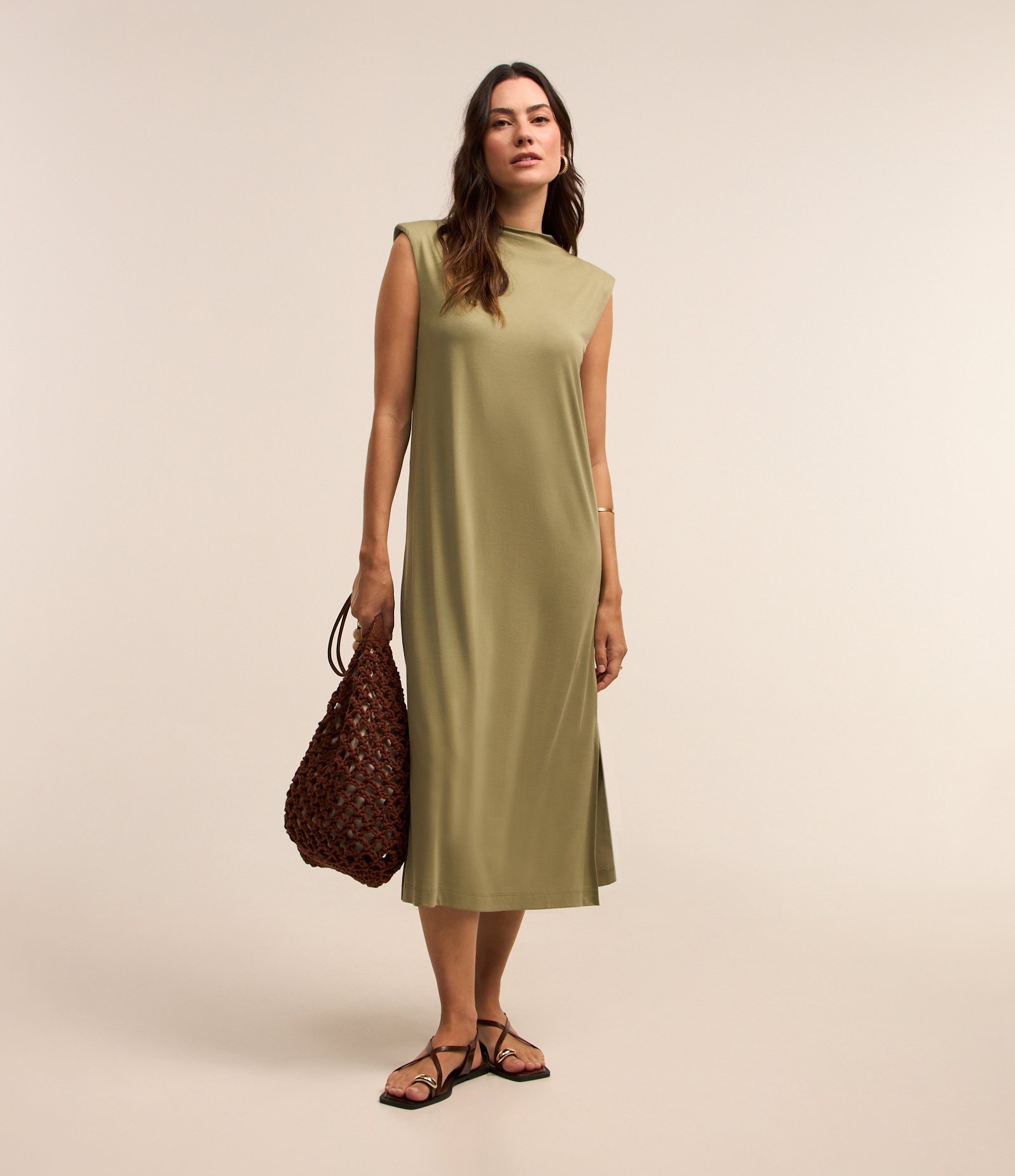Vestido em Viscose com Ombreiras e Golinha Alta Verde 2