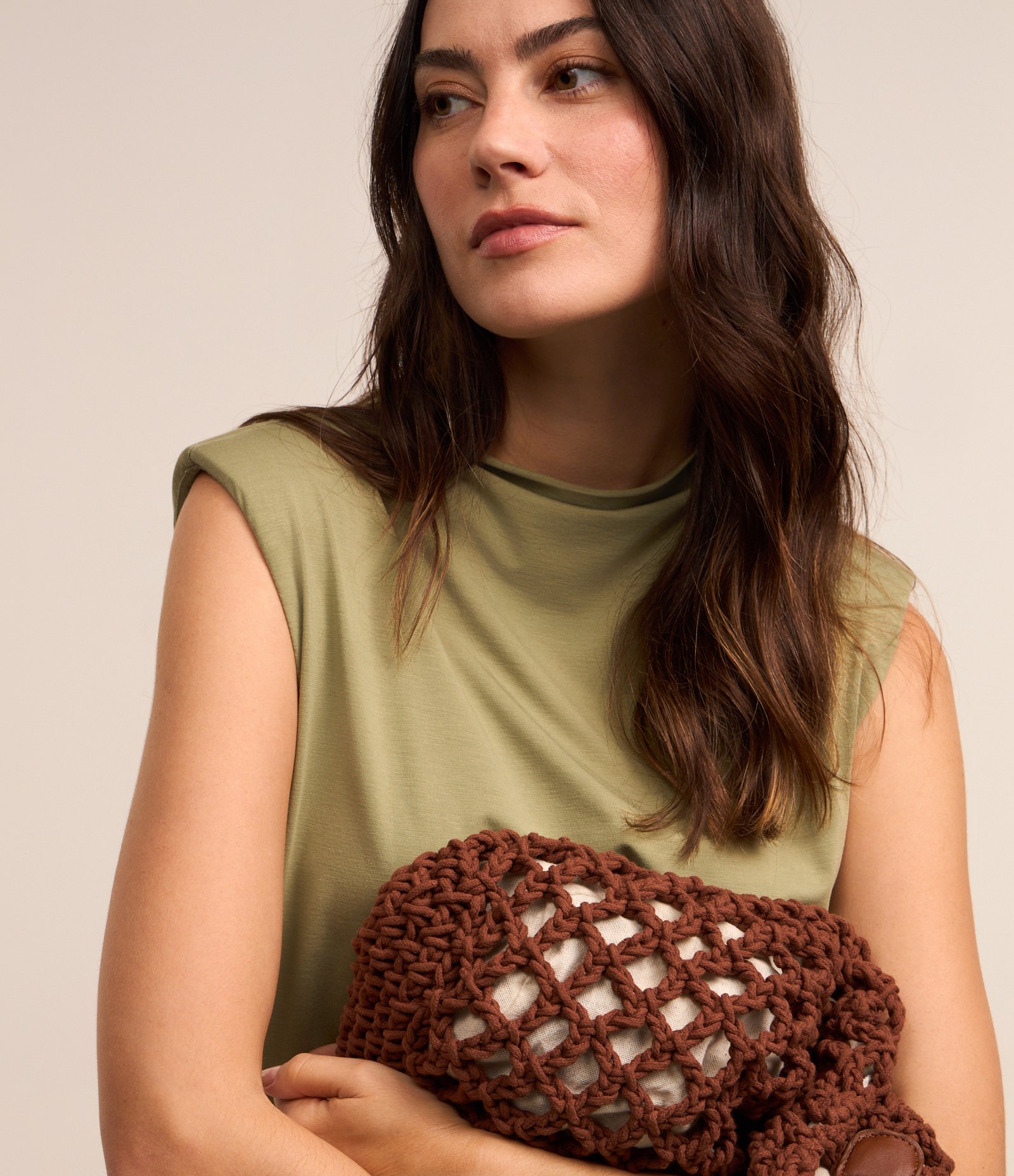 Vestido em Viscose com Ombreiras e Golinha Alta Verde 4