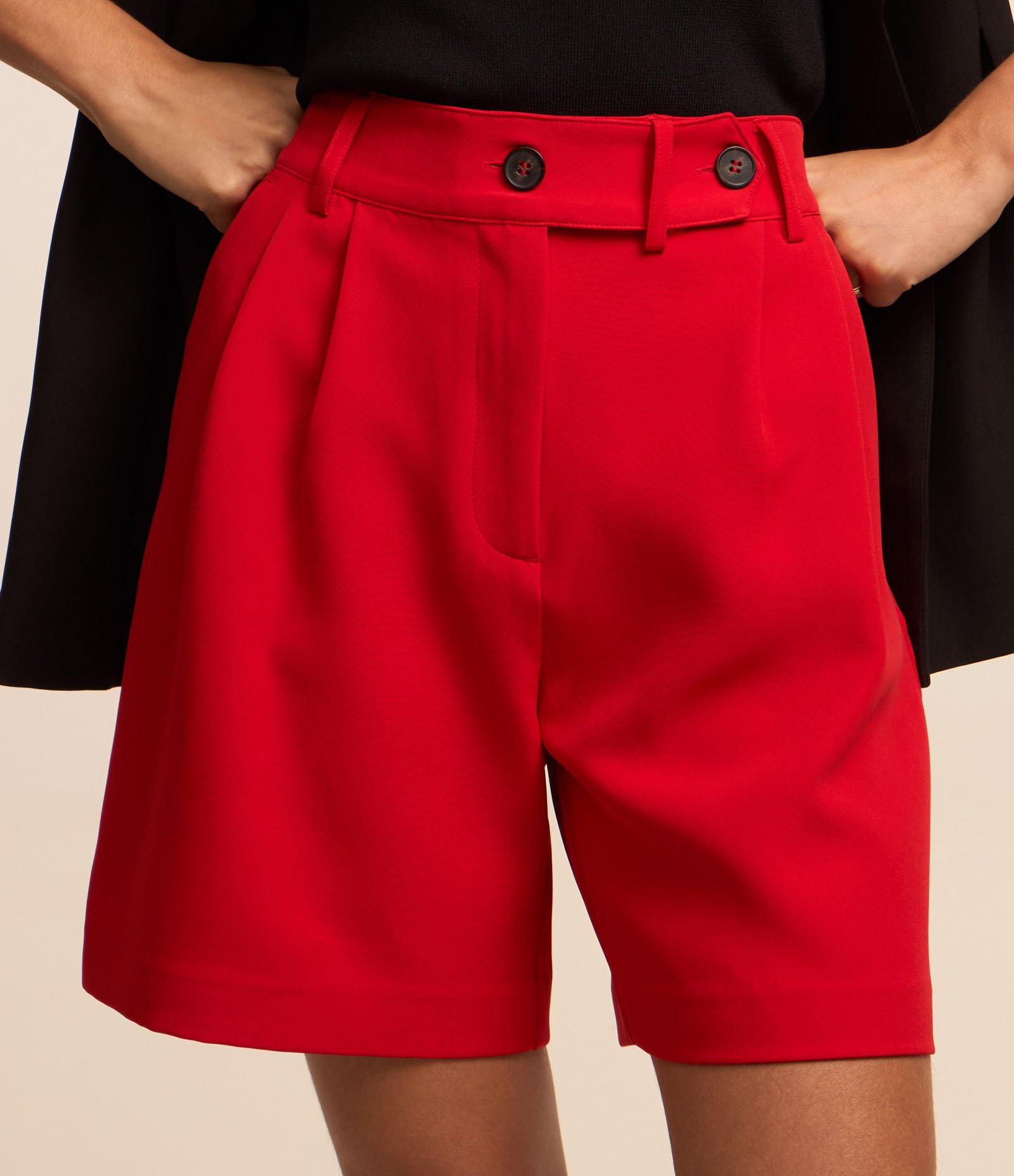 Bermuda Alfaiatada com Pregas e Fechamento Transpassado Vermelho 1