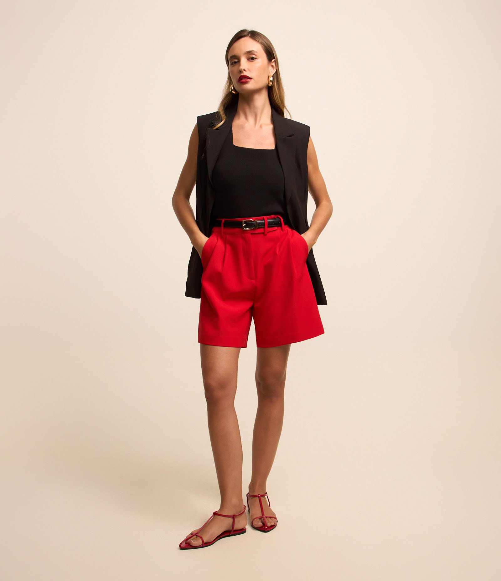 Bermuda Alfaiatada com Pregas e Fechamento Transpassado Vermelho 2