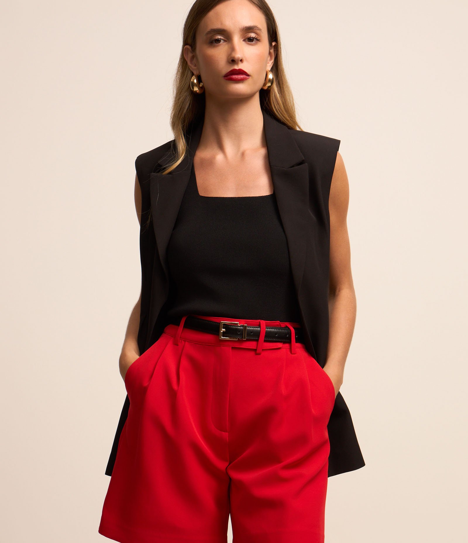 Bermuda Alfaiatada com Pregas e Fechamento Transpassado Vermelho 4