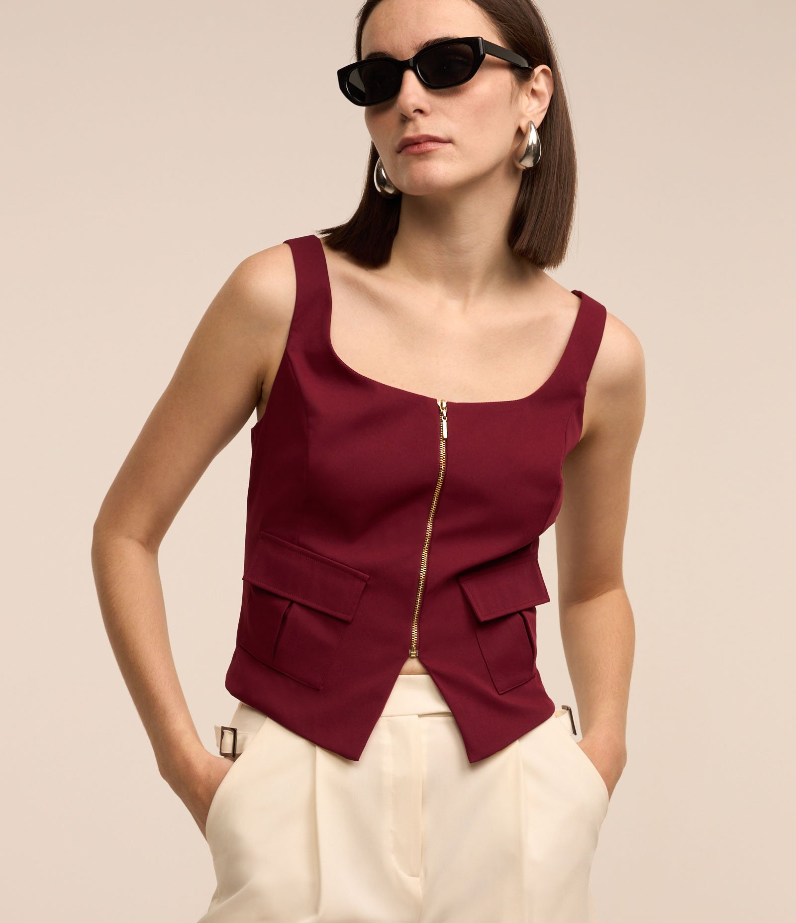 Blusa Corsetada em Crepe com Bolso Lapela e Fechamento em Zíper Vermelho Vinho 1