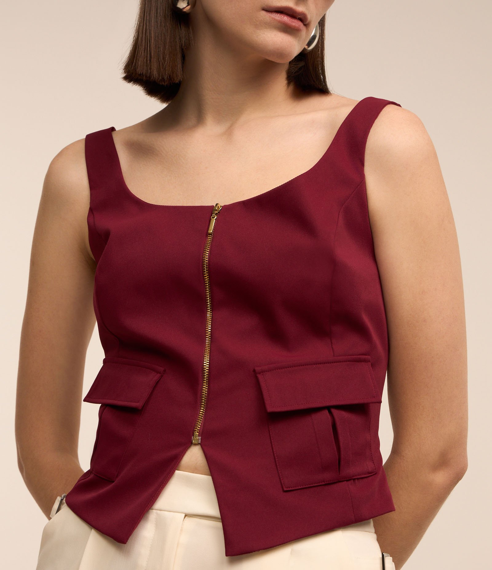 Blusa Corsetada em Crepe com Bolso Lapela e Fechamento em Zíper Vermelho Vinho 3