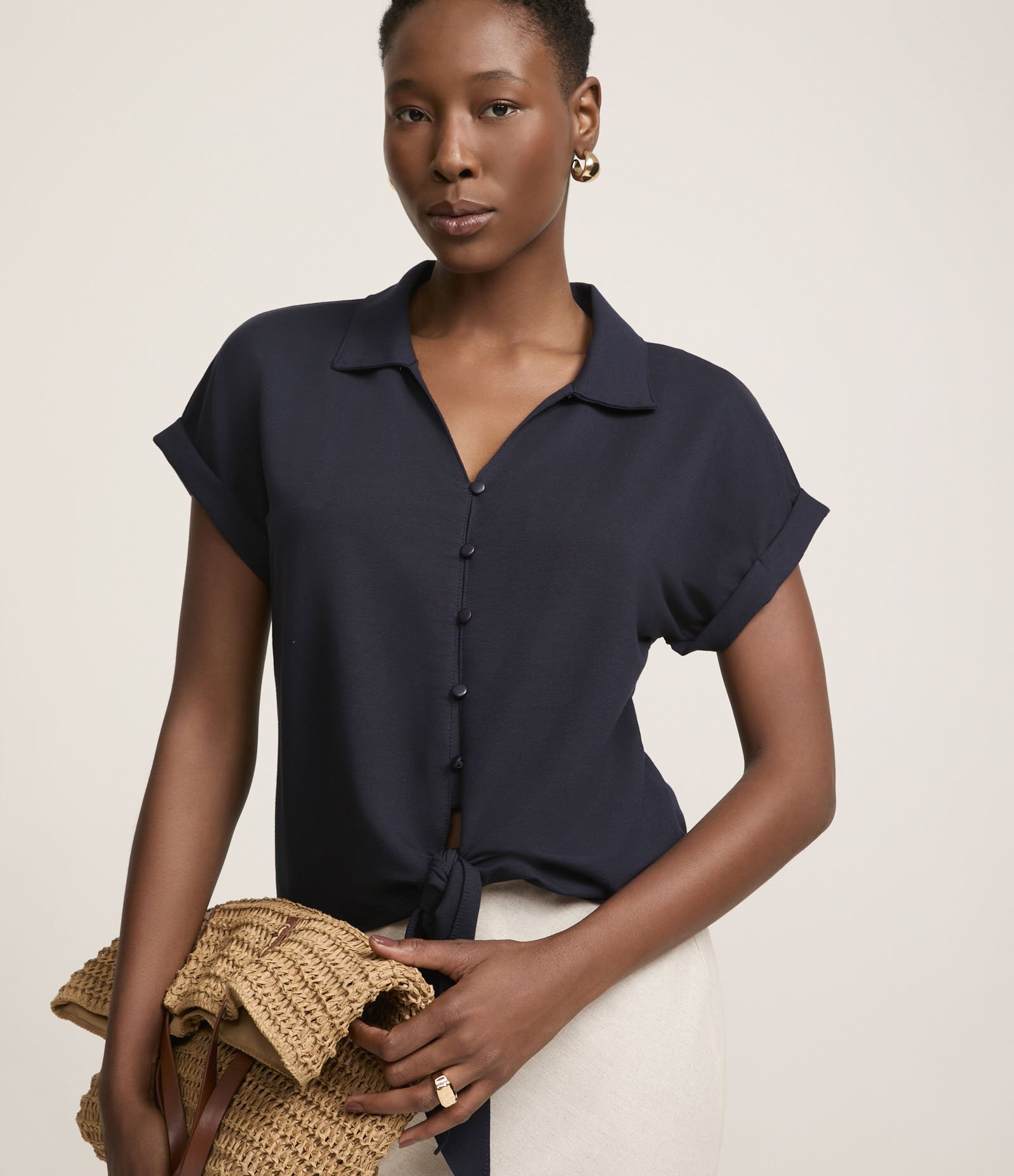 Blusa em Viscose com Abotoamento e Amarração na Barra Azul Escuro 1