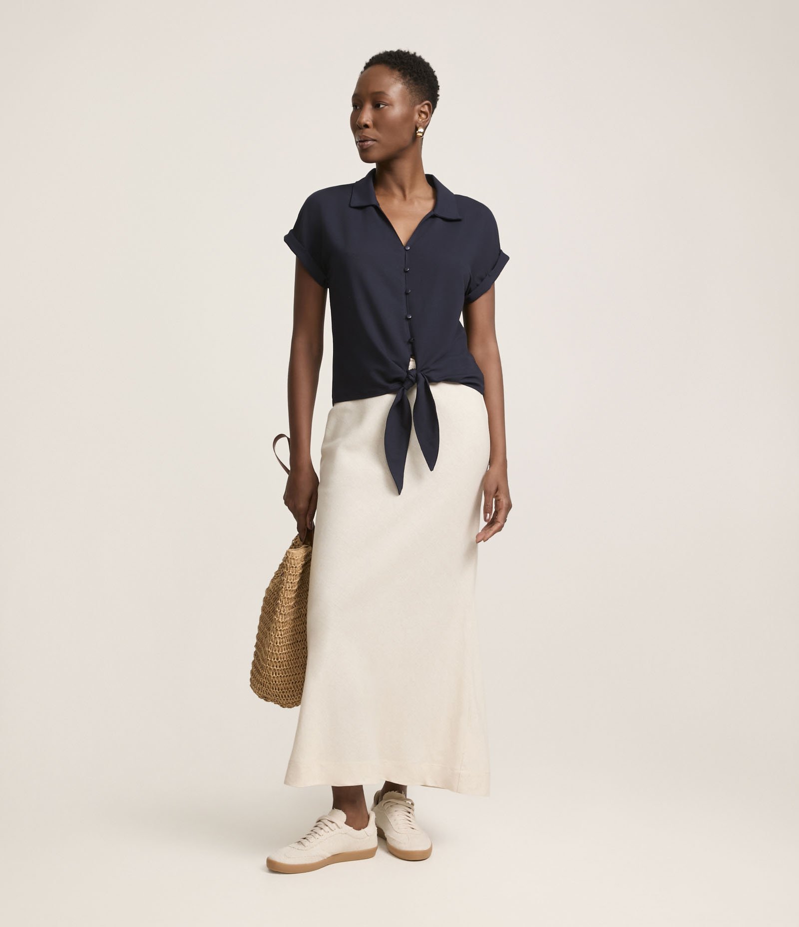 Blusa em Viscose com Abotoamento e Amarração na Barra Azul Escuro 2