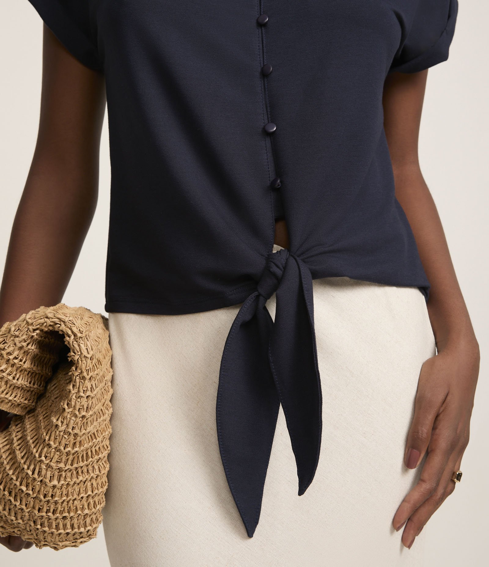 Blusa em Viscose com Abotoamento e Amarração na Barra Azul Escuro 3