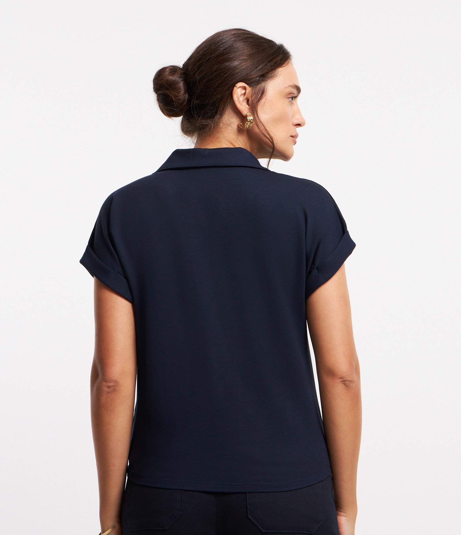 Blusa em Viscose com Abotoamento e Amarração na Barra Azul Escuro 4