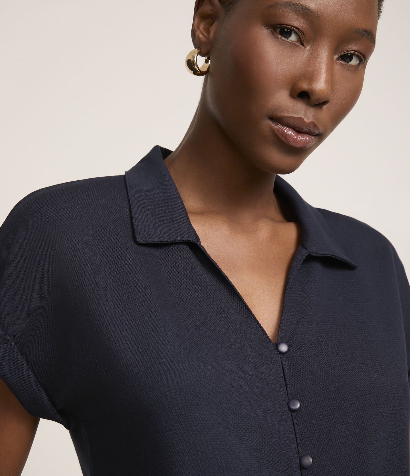 Blusa em Viscose com Abotoamento e Amarração na Barra Azul Escuro 5