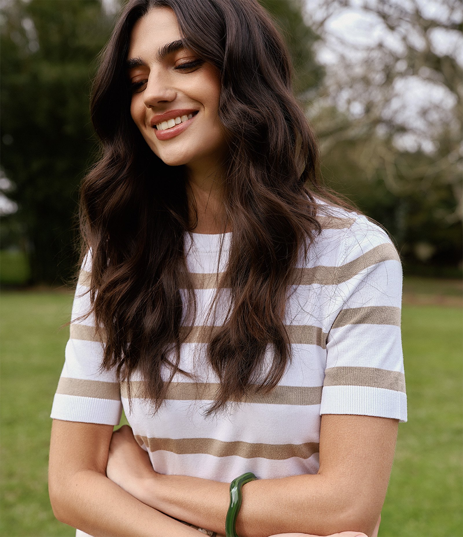 Blusa Básica Listrada em Tricô com Gola Redonda Marrom/Branco 1