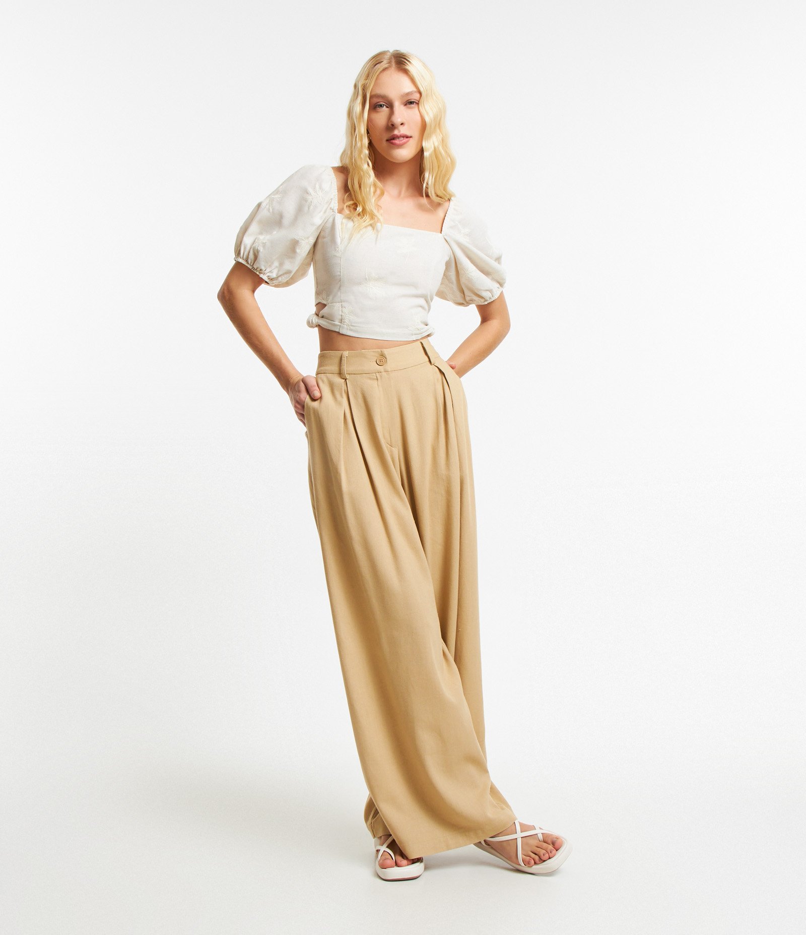 Blusa em Viscose e Linho Bordado de Folinhas e Lastex nas Costas Bege 2