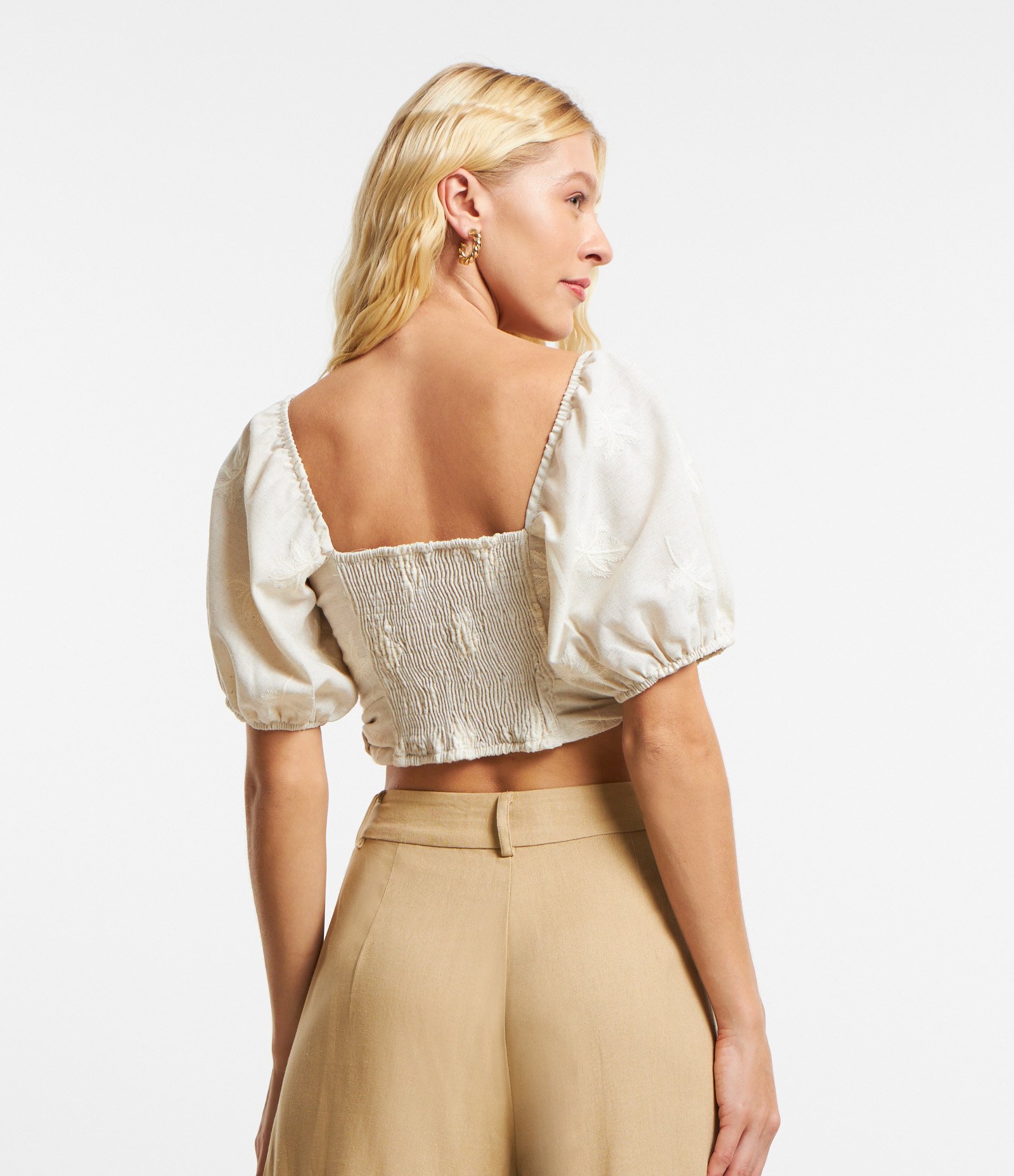Blusa em Viscose e Linho Bordado de Folinhas e Lastex nas Costas Bege 3